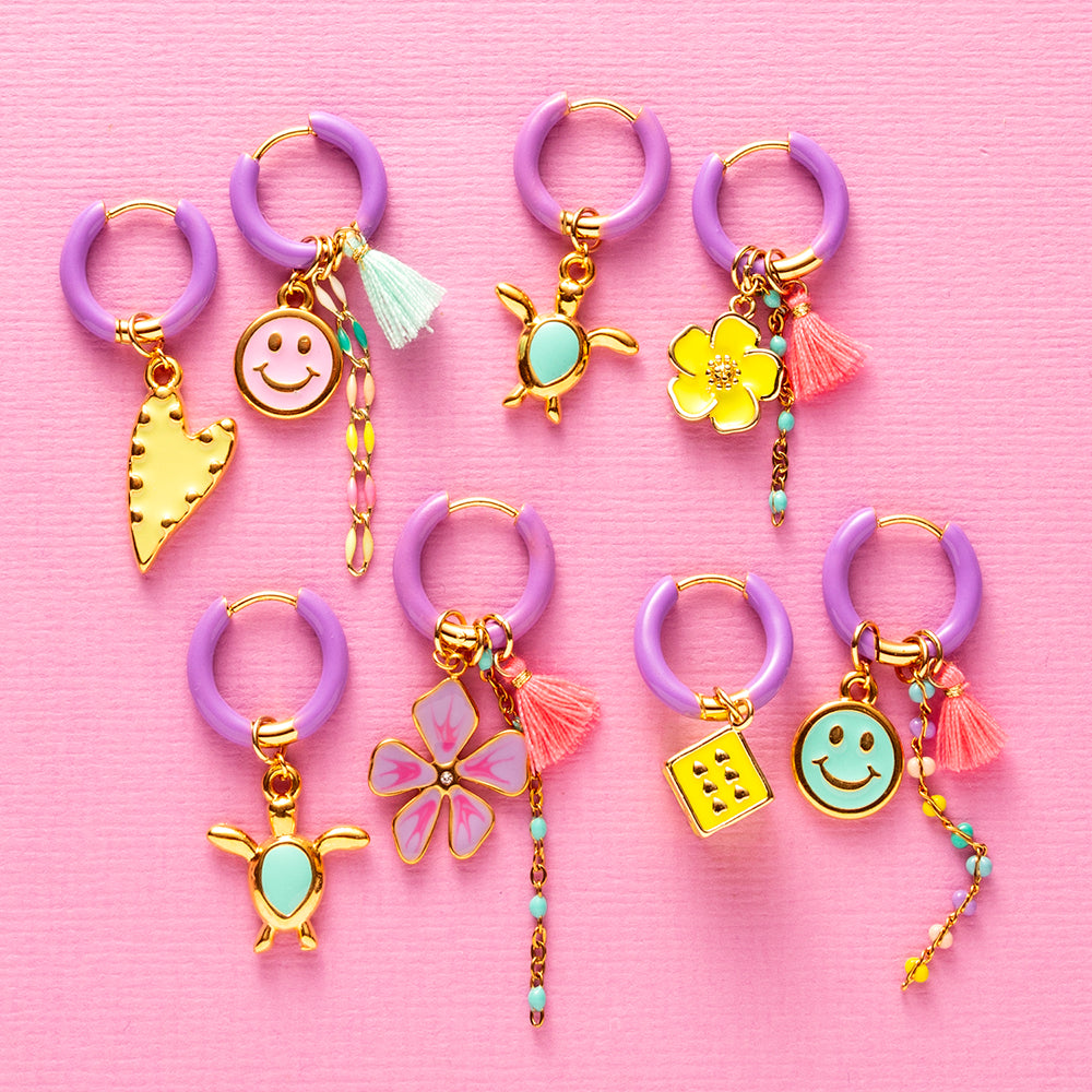 Voeg een sprankje kleur en een vleugje vreugde toe aan je dag met deze kleine gekleurde oorbellen voorzien van eigenzinnige bedels. Deze charmante oorbellen zijn perfect om je outfit op te vrolijken en je een instant geluksgevoel te geven. Bovendien kun je de bedels er zelf afhalen en onderling wisselen. Mix & Match met de andere oorbellen voor dubbel plezier!