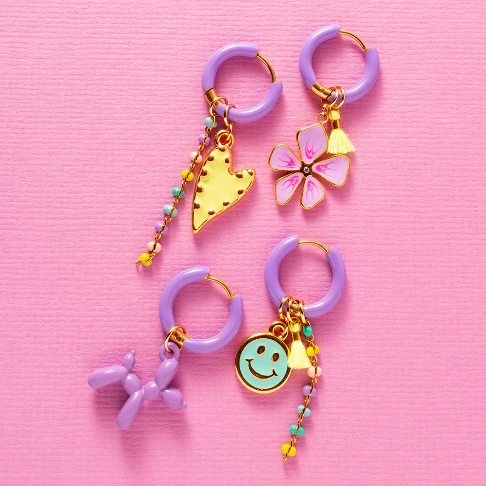 Voeg een sprankje kleur en een vleugje vreugde toe aan je dag met deze kleine gekleurde oorbellen voorzien van eigenzinnige bedels. Deze charmante oorbellen zijn perfect om je outfit op te vrolijken en je een instant geluksgevoel te geven. Bovendien kun je de bedels er zelf afhalen en onderling wisselen. Mix & Match met de andere oorbellen voor dubbel plezier!