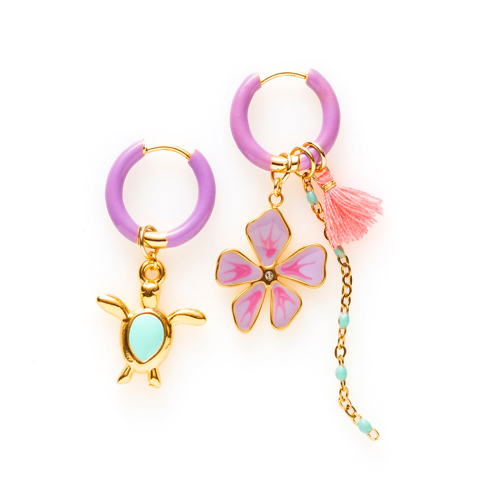 Voeg een sprankje kleur en een vleugje vreugde toe aan je dag met deze kleine gekleurde oorbellen voorzien van eigenzinnige bedels. Deze charmante oorbellen zijn perfect om je outfit op te vrolijken en je een instant geluksgevoel te geven. Bovendien kun je de bedels er zelf afhalen en onderling wisselen. Mix & Match met de andere oorbellen voor dubbel plezier!