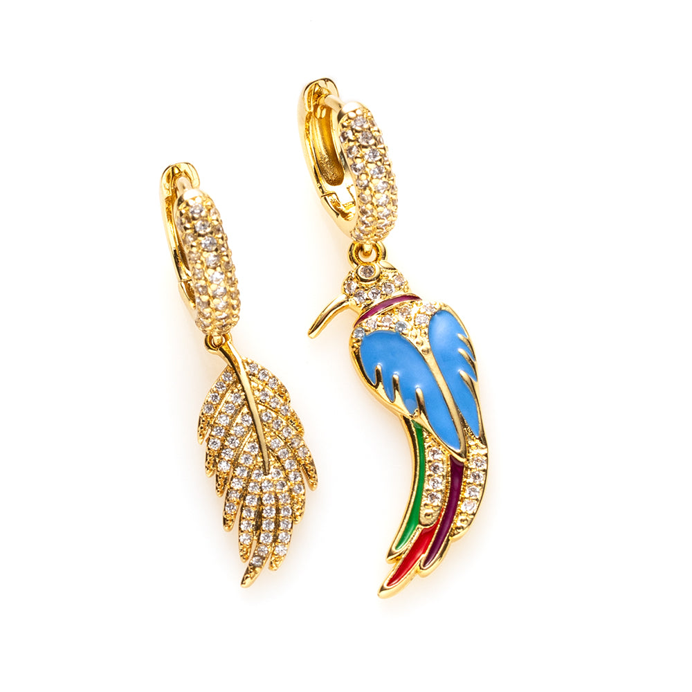 Deze zirkonia sluitbare oorringen combineren fun en speelsheid met chique flair. Aan de ene kant een glinsterend blaadje, aan de andere kant een kleurrijke papegaai, beide versierd met sprankelende zirkonia-steentjes. Een perfecte mix van elegantie en speelsheid.