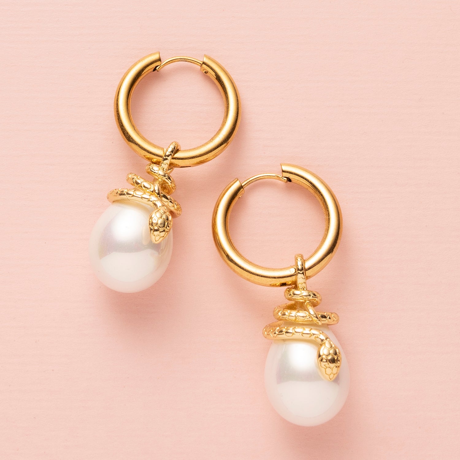 Laat je betoveren door de krachtige elegantie van Snake Chic. Deze oorbellen combineren een klassieke imitatieparel met een sierlijke slang – het ultieme symbool van transformatie en mysterie. De glanzende parel straalt tijdloze klasse uit, terwijl de slangvorm een stoer en gedurfd accent toevoegt. Perfect voor wie houdt van een unieke mix van chique en edgy.