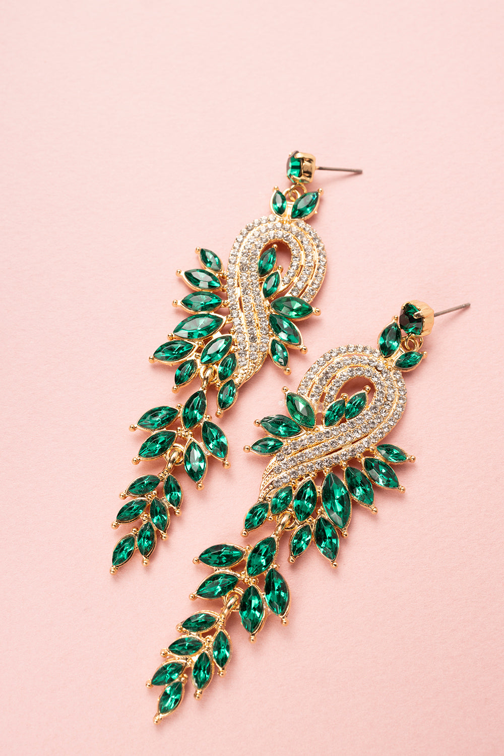 Voor de vrouw die durft te stralen. Emerald Allure zijn lange, opvallende oorbellen vol fonkelende groene stenen die elke blik vangen. Elegant, gedurfd en perfect voor feestelijke avonden, van kerstborrels tot sprankelende diners. Deze oorbellen zijn echte eyecatchers en geven iedere outfit een instant glamour upgrade.