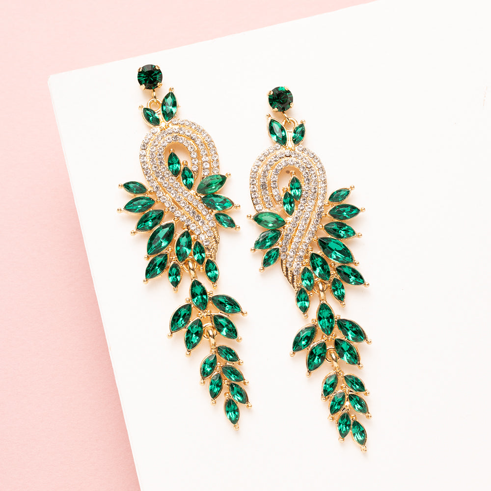Voor de vrouw die durft te stralen. Emerald Allure zijn lange, opvallende oorbellen vol fonkelende groene stenen die elke blik vangen. Elegant, gedurfd en perfect voor feestelijke avonden, van kerstborrels tot sprankelende diners. Deze oorbellen zijn echte eyecatchers en geven iedere outfit een instant glamour upgrade.