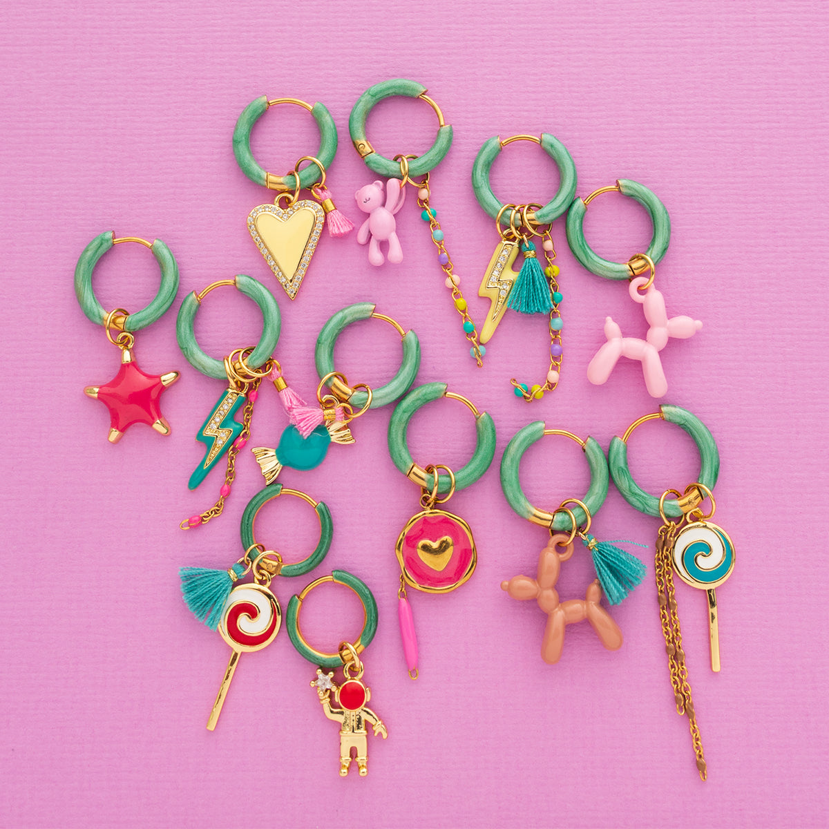 Voeg een sprankje kleur en een vleugje vreugde toe aan je dag met deze kleine gekleurde oorbellen voorzien van vrolijke bedels. Deze charmante oorbellen zijn perfect om je outfit op te vrolijken en je een instant geluksgevoel te geven. Bovendien kun je de bedels er zelf afhalen en onderling wisselen. Mix & Match met de andere oorbellen voor dubbel plezier!