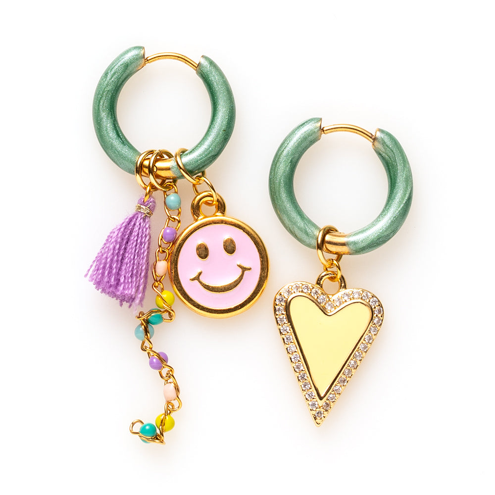 Voeg een sprankje kleur en een vleugje vreugde toe aan je dag met deze kleine gekleurde oorbellen voorzien van vrolijke bedels. Deze charmante oorbellen zijn perfect om je outfit op te vrolijken en je een instant geluksgevoel te geven. Bovendien kun je de bedels er zelf afhalen en onderling wisselen. Mix & Match met de andere oorbellen voor dubbel plezier!