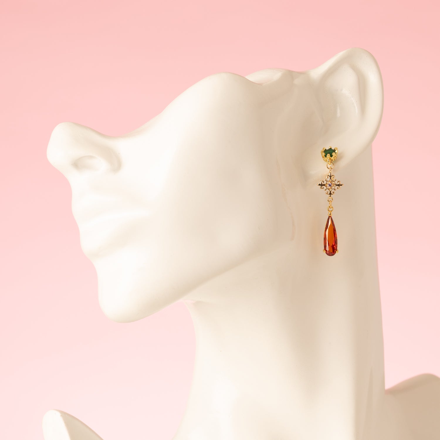 Subtiel en elegant: Autumn Glow – Diamond combineert een groene zirkonia oorsteker met een ruitvormig paars tussenstuk en een opvallende oranje crystal druppel. Fijn, stijlvol en perfect voor een verfijnde herfstlook.