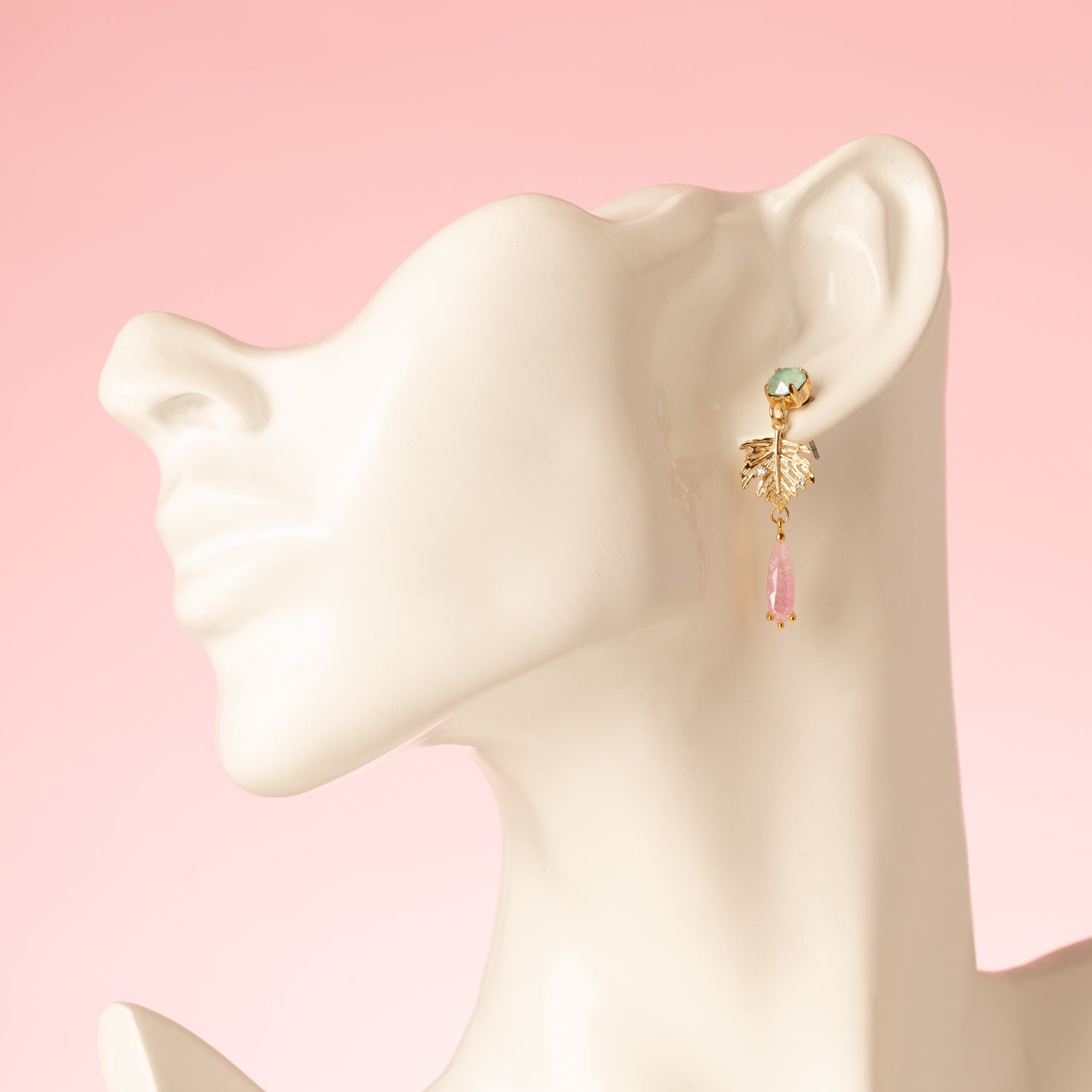 Zacht, fris en tijdloos – Mint Blush is een elegante toevoeging aan je sieradencollectie. Deze fijne oorbellen combineren een mintgroene zirkonia oorsteker met een gold plated blaadje, subtiel bezet met kleine zirkonia steentjes. Onderaan schittert een lichtroze zirkonia druppel die zachtjes met je mee beweegt. De pasteltinten zorgen voor een vrouwelijke en frisse uitstraling, perfect voor elke dag én een zwoele avond. Draag Mint Blush voor een subtiele sparkle, elke dag opnieuw.
