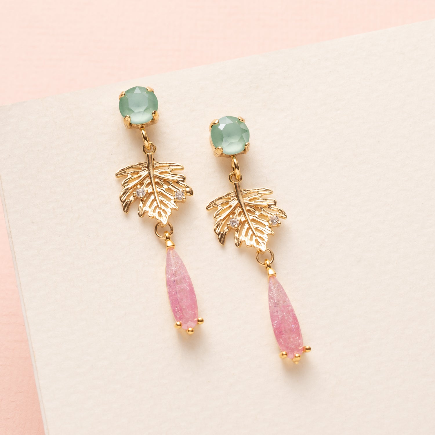 Zacht, fris en tijdloos – Mint Blush is een elegante toevoeging aan je sieradencollectie. Deze fijne oorbellen combineren een mintgroene zirkonia oorsteker met een gold plated blaadje, subtiel bezet met kleine zirkonia steentjes. Onderaan schittert een lichtroze zirkonia druppel die zachtjes met je mee beweegt. De pasteltinten zorgen voor een vrouwelijke en frisse uitstraling, perfect voor elke dag én een zwoele avond. Draag Mint Blush voor een subtiele sparkle, elke dag opnieuw.