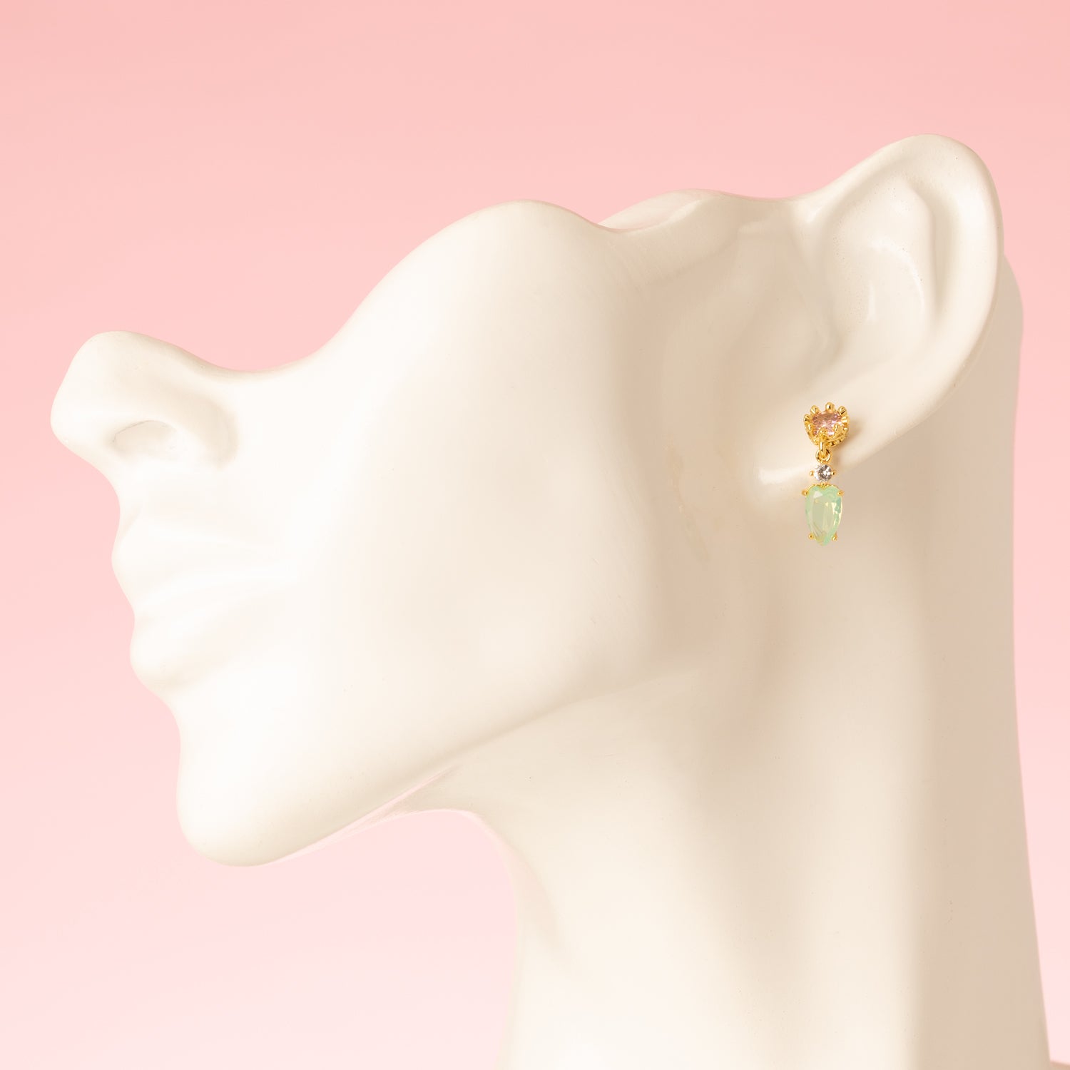 Subtiel en elegant: Rosebud Drop combineert zachte roze zirkonia oorstekers met een verfijnde druppel in zeegroen. Deze kleine, fijne oorstekers zijn perfect voor dagelijks gebruik of als een minimalistisch kleuraccent bij je outfit. 