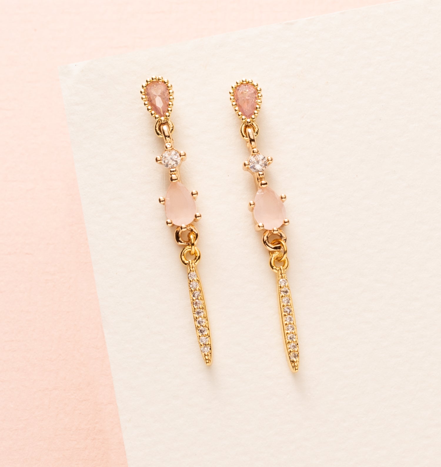 Blush Essence is het perfecte paar voor wie houdt van subtiele elegantie. De lichtroze tint geeft deze oorbellen een zachte, verfijnde uitstraling, terwijl het tijdloze design ze moeiteloos combineerbaar maakt met elke outfit. Fijn, klassiek en elegant — een sierlijk detail dat elke dag weer straalt.