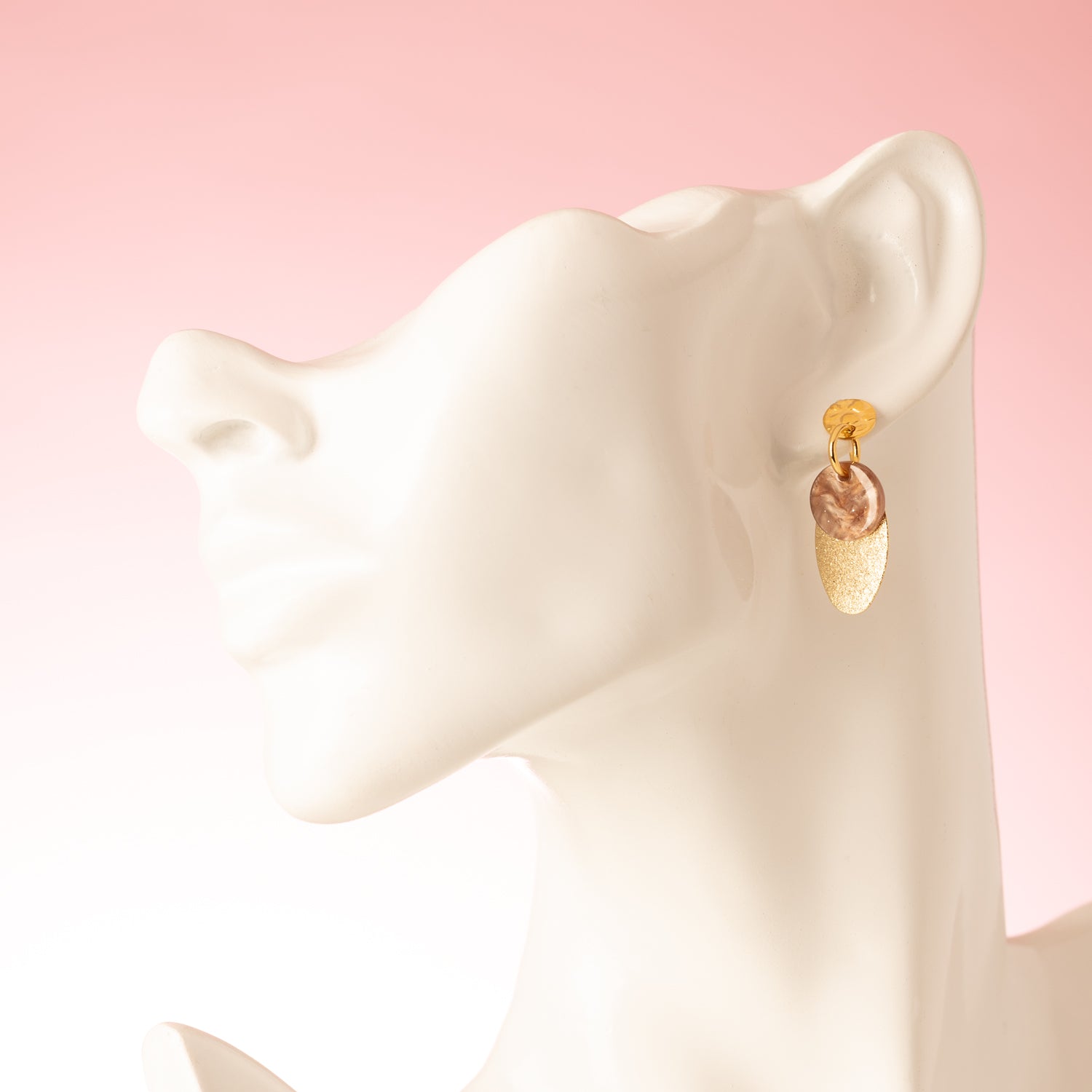 Elegante oorbellen met een warme, bruine resin bedel die elke outfit een tijdloze glow geeft. De verfijnde vorm en de zachte glans van het resin creëren een stijlvolle balans tussen modern en klassiek. Perfect voor kantoor, een etentje of elke dag.
Deze oorbellen voegen een natuurlijke warmte toe aan je look en zijn moeiteloos te combineren met herfst- en wintertinten, maar net zo stralend in het voorjaar. Een elegant accent dat je iedere dag met vertrouwen draagt.
