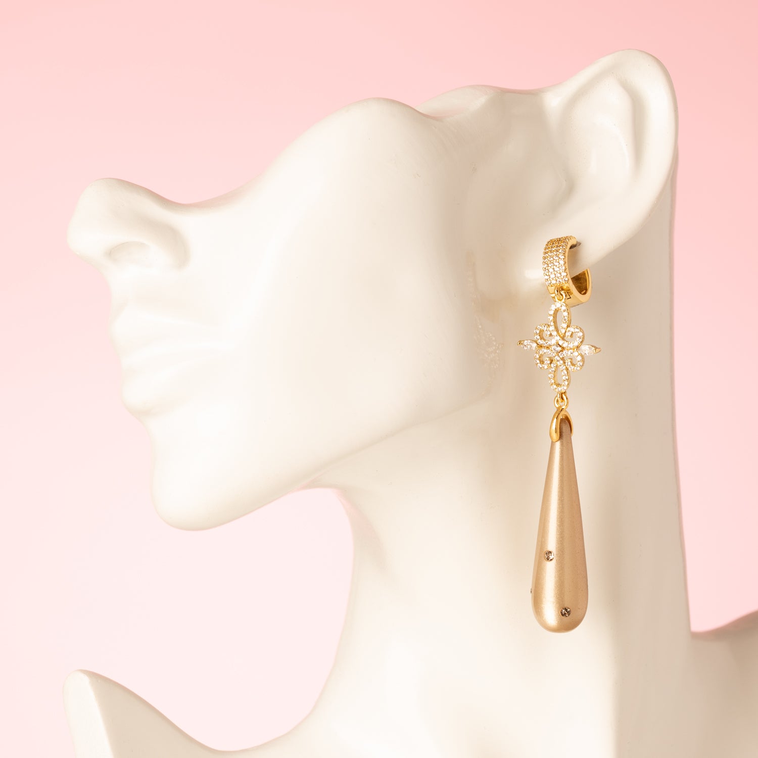 Laat je betoveren door de verfijnde elegantie van Moonlight Grace. Deze statement oorbellen combineren een zachte greige (grijs/bruine) Polaris druppel – subtiel bezet met zes fonkelende Swarovski steentjes – met een schitterend tussenstuk vol zirkonia. De oorbel sluit met elegante zirkonia oorringen die een classy sparkle toevoegen. Groot, opvallend en onweerstaanbaar stijlvol: perfect voor een avond vol allure of een chique diner.