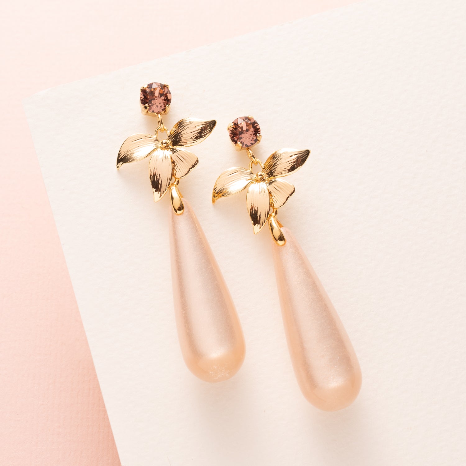 Laat je stralen met de elegante Blush Rose oorbellen uit de Luminous Moments collectie. Deze fijne oorbellen combineren een Blush Rose Swarovski oorsteker met een stijlvolle gouden bloem en een glanzende roze polaris druppel. Het resultaat is een sprankelende, vrouwelijke touch die elke look subtiel verlicht.