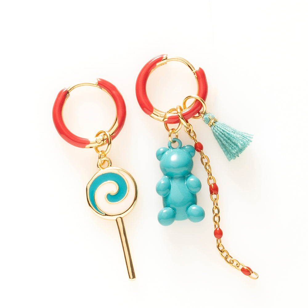 Voeg een sprankje kleur en vreugde toe aan je dag met deze kleurrijke oorbellen met eigenzinnige bedels. Deze opvallende oorbellen geven elke outfit een speelse en funky twist én bezorgen je meteen een instant geluksgevoel.
Extra leuk: de bedels zijn eenvoudig afneembaar en onderling te wisselen. Mix & Match ze met andere oorbellen en creëer eindeloos veel unieke combinaties voor dubbel draagplezier.