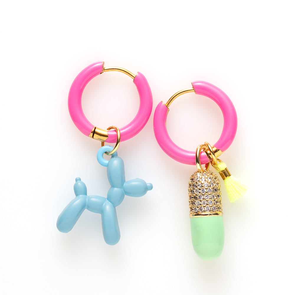 Voeg een sprankje kleur en vreugde toe aan je dag met deze kleurrijke oorbellen met eigenzinnige bedels. Deze charmante oorbellen geven elke outfit een speelse en stijlvolle touch én bezorgen je meteen een instant geluksgevoel.
Extra leuk: de bedels zijn eenvoudig afneembaar en onderling te wisselen. Mix & Match ze met andere oorbellen en creëer eindeloos veel unieke combinaties voor dubbel draagplezier.