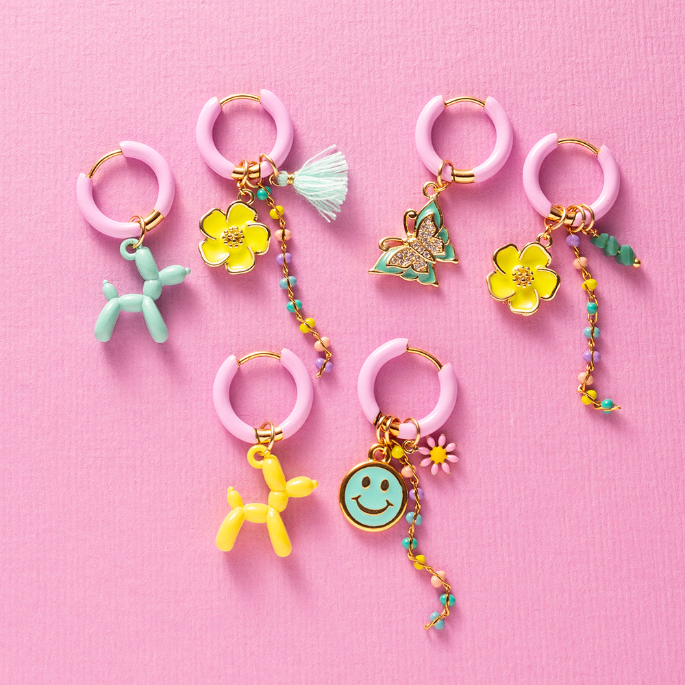 Roze emaille oorbellen met een turquoise vlinder en een felgele bloem.