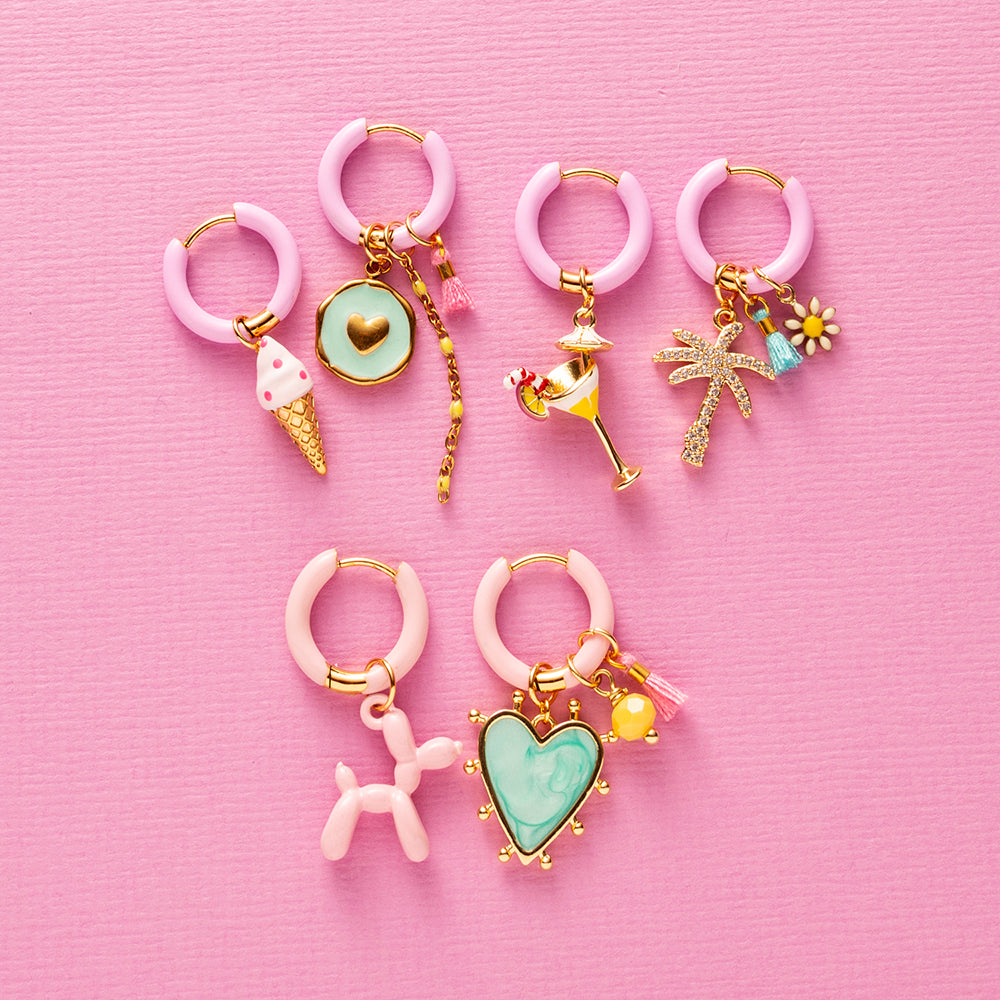 Voeg een sprankje kleur en een vleugje vreugde toe aan je dag met deze kleine gekleurde oorbellen voorzien van eigenzinnige bedels. Deze charmante oorbellen zijn perfect om je outfit op te vrolijken en je een instant geluksgevoel te geven. Bovendien kun je de bedels er zelf afhalen en onderling wisselen. Mix & Match met de andere oorbellen voor dubbel plezier!