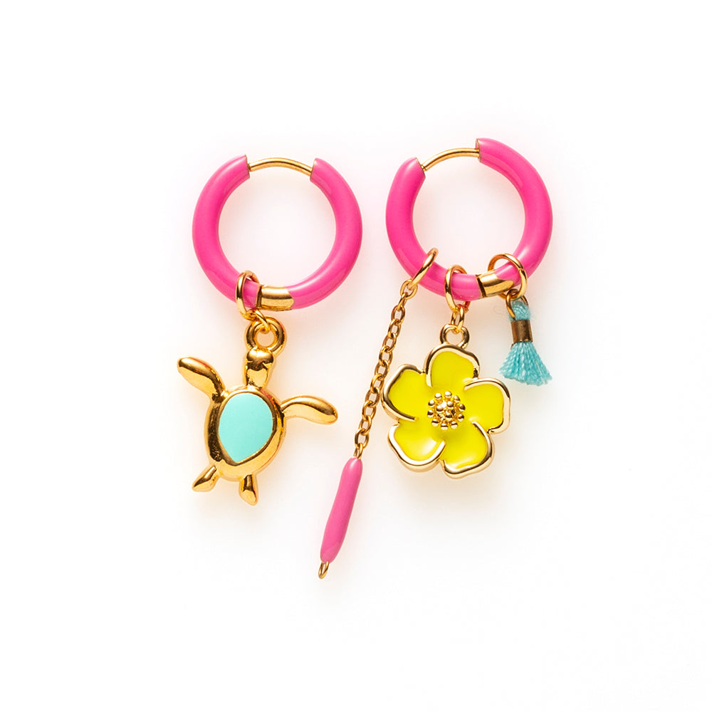 Voeg een sprankje kleur en vreugde toe aan je dag met deze kleurrijke oorbellen met eigenzinnige bedels. Deze charmante oorbellen geven elke outfit een speelse en stijlvolle touch én bezorgen je meteen een instant geluksgevoel.
Extra leuk: de bedels zijn eenvoudig afneembaar en onderling te wisselen. Mix & Match ze met andere oorbellen en creëer eindeloos veel unieke combinaties voor dubbel draagplezier.