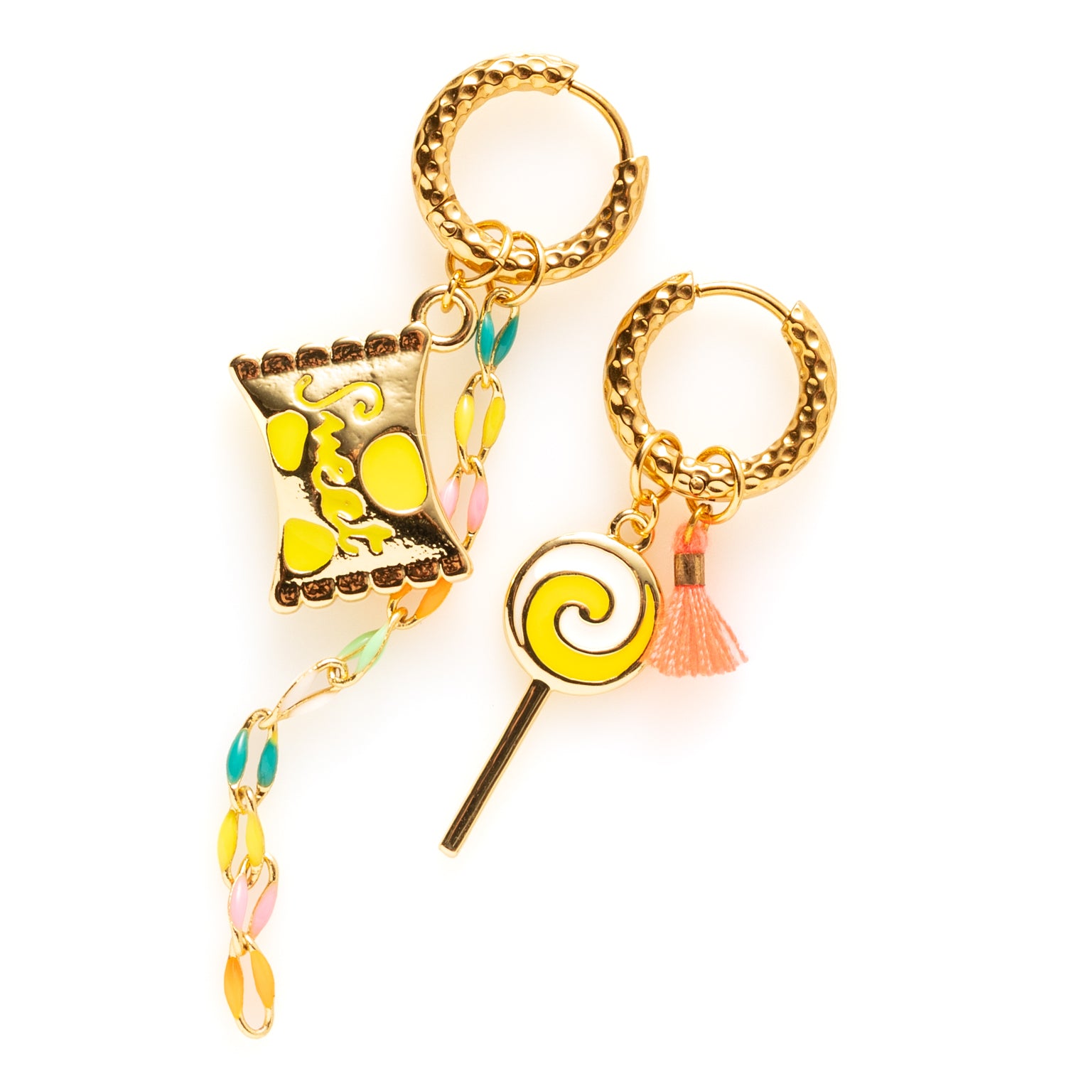 Voeg een sprankje kleur en een vleugje vreugde toe aan je dag met deze kleine gekleurde oorbellen voorzien van vrolijke bedels. Deze charmante oorbellen zijn perfect om je outfit op te vrolijken en je een instant geluksgevoel te geven. Bovendien kun je de bedels er zelf afhalen en onderling wisselen. Mix & Match met de andere oorbellen voor dubbel plezier!