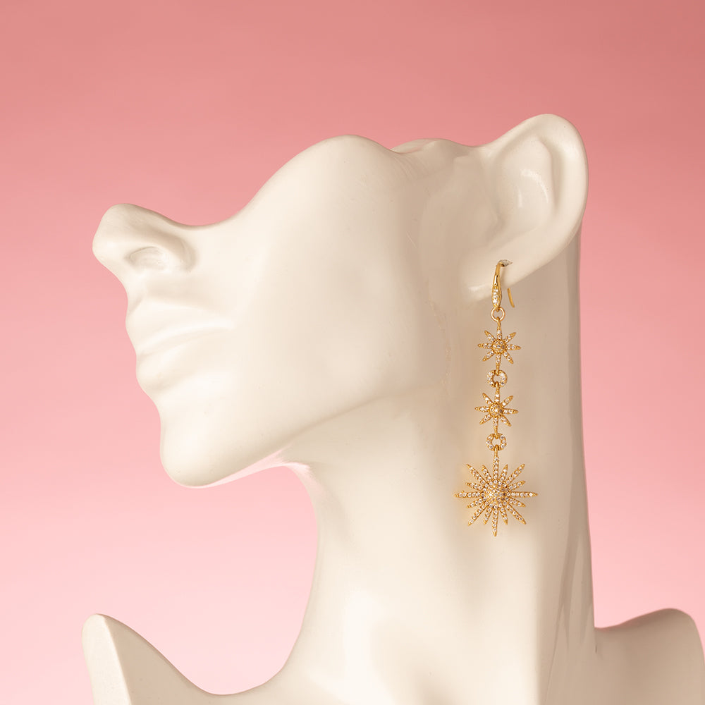 Laat de sterren voor jou schitteren! ✨
De Celestial Spark oorbellen zijn een perfecte mix van elegantie en feestelijke flair. De fonkelende zirkonia sterren dansen speels bij elke beweging, waardoor ze een echte eyecatcher zijn tijdens de feestdagen. Ideaal voor kerstborrels, diners of sprankelende nieuwjaarsavonden – deze oorbellen maken elke outfit onvergetelijk.