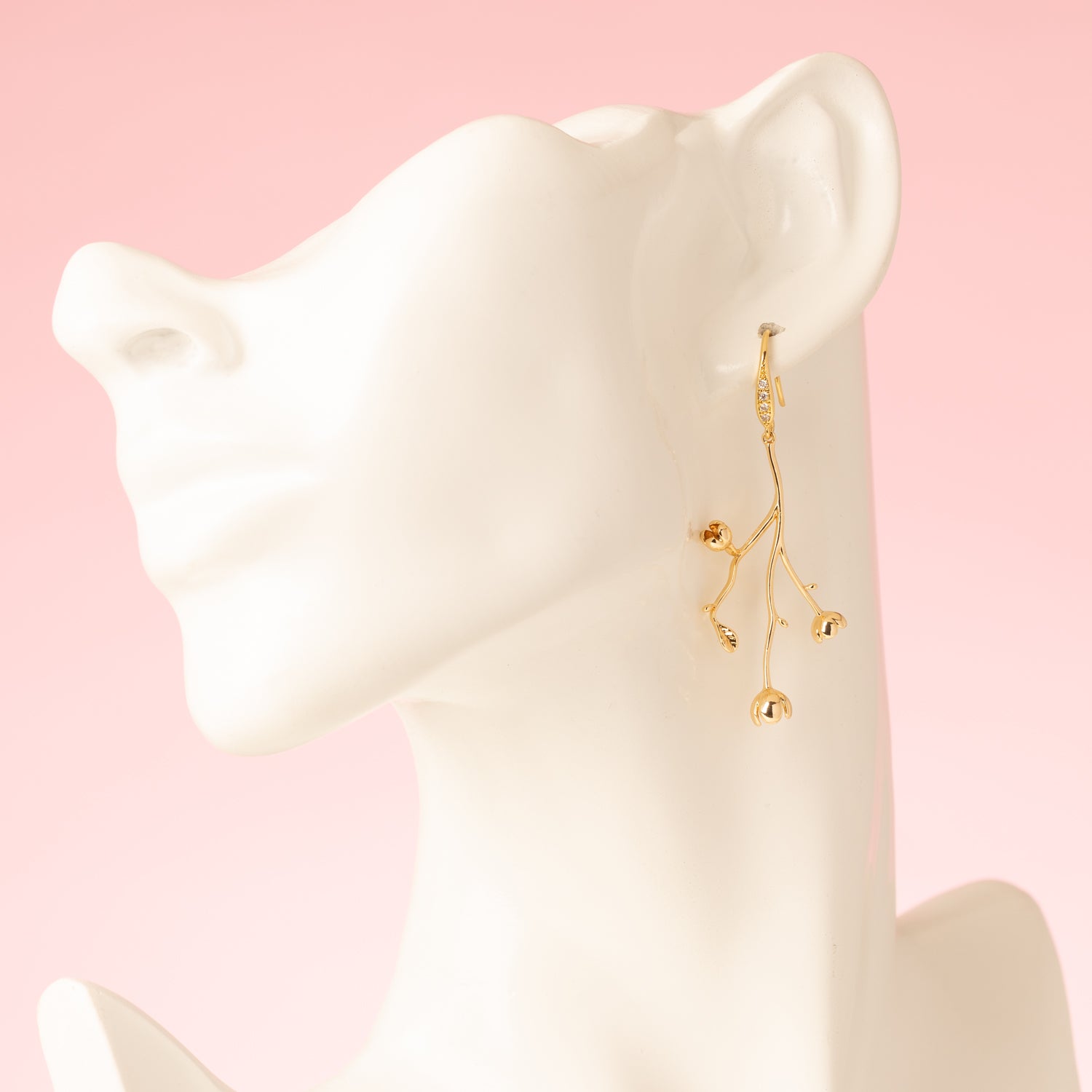 Voeg een subtiel vleugje natuur toe met de Falling Rose oorbellen uit de Every Day Glow-collectie. Fijne zirkonia oorhaakjes dragen een sierlijk takje met delicate bloemetjes, wat deze oorbellen elegant en tijdloos maakt. Perfect voor naar kantoor, een etentje of elke gelegenheid waar je een verfijnd en vrouwelijk accent wilt toevoegen.