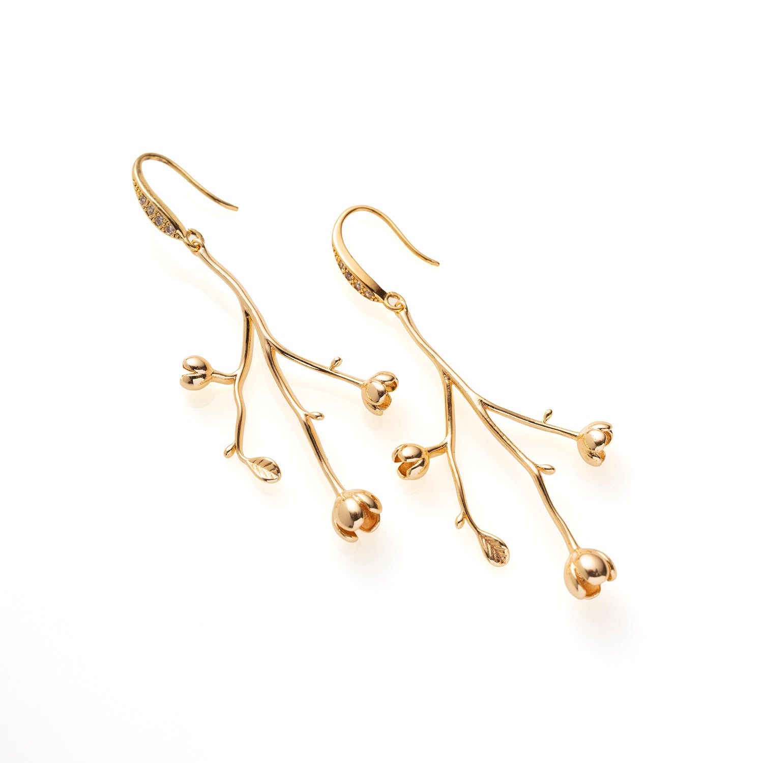 Voeg een subtiel vleugje natuur toe met de Falling Rose oorbellen uit de Every Day Glow-collectie. Fijne zirkonia oorhaakjes dragen een sierlijk takje met delicate bloemetjes, wat deze oorbellen elegant en tijdloos maakt. Perfect voor naar kantoor, een etentje of elke gelegenheid waar je een verfijnd en vrouwelijk accent wilt toevoegen.