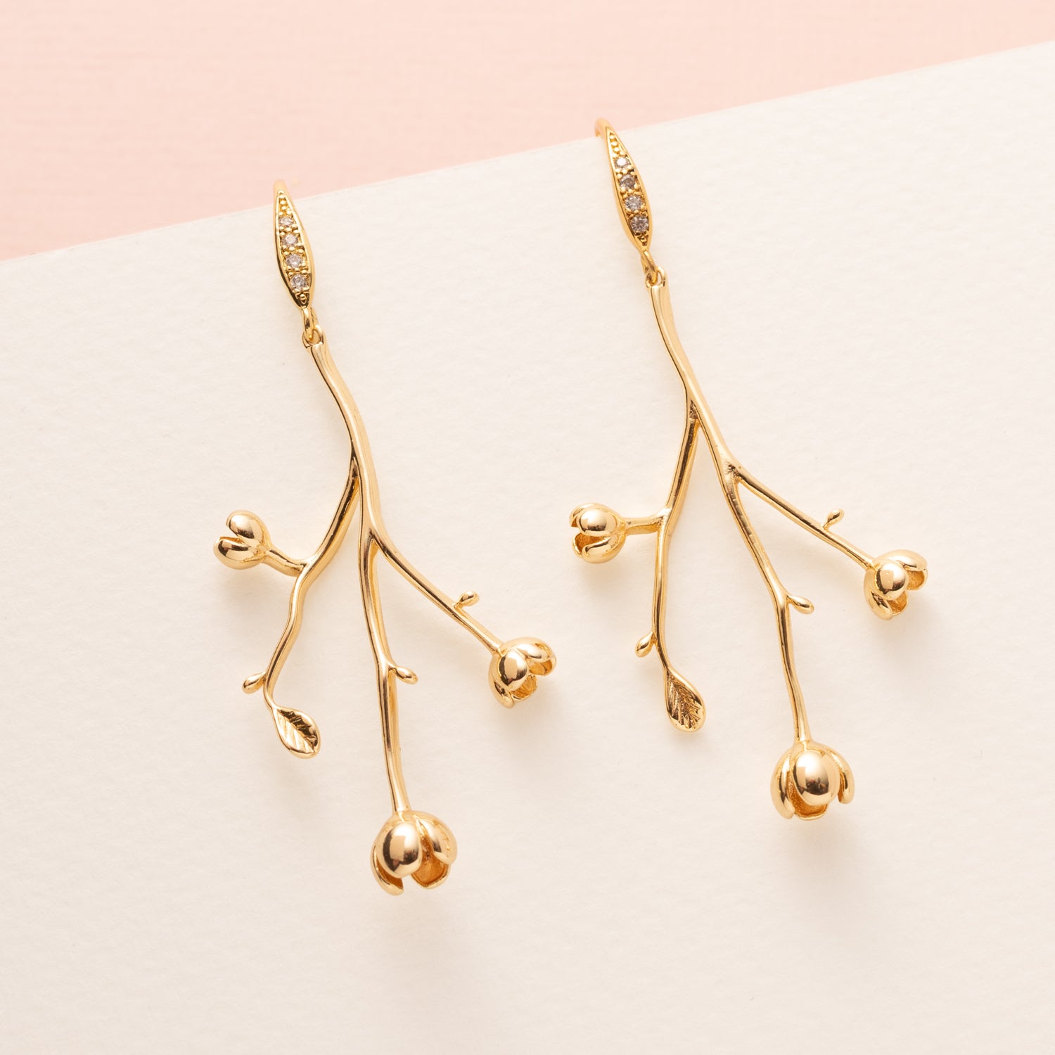 Voeg een subtiel vleugje natuur toe met de Falling Rose oorbellen uit de Every Day Glow-collectie. Fijne zirkonia oorhaakjes dragen een sierlijk takje met delicate bloemetjes, wat deze oorbellen elegant en tijdloos maakt. Perfect voor naar kantoor, een etentje of elke gelegenheid waar je een verfijnd en vrouwelijk accent wilt toevoegen.