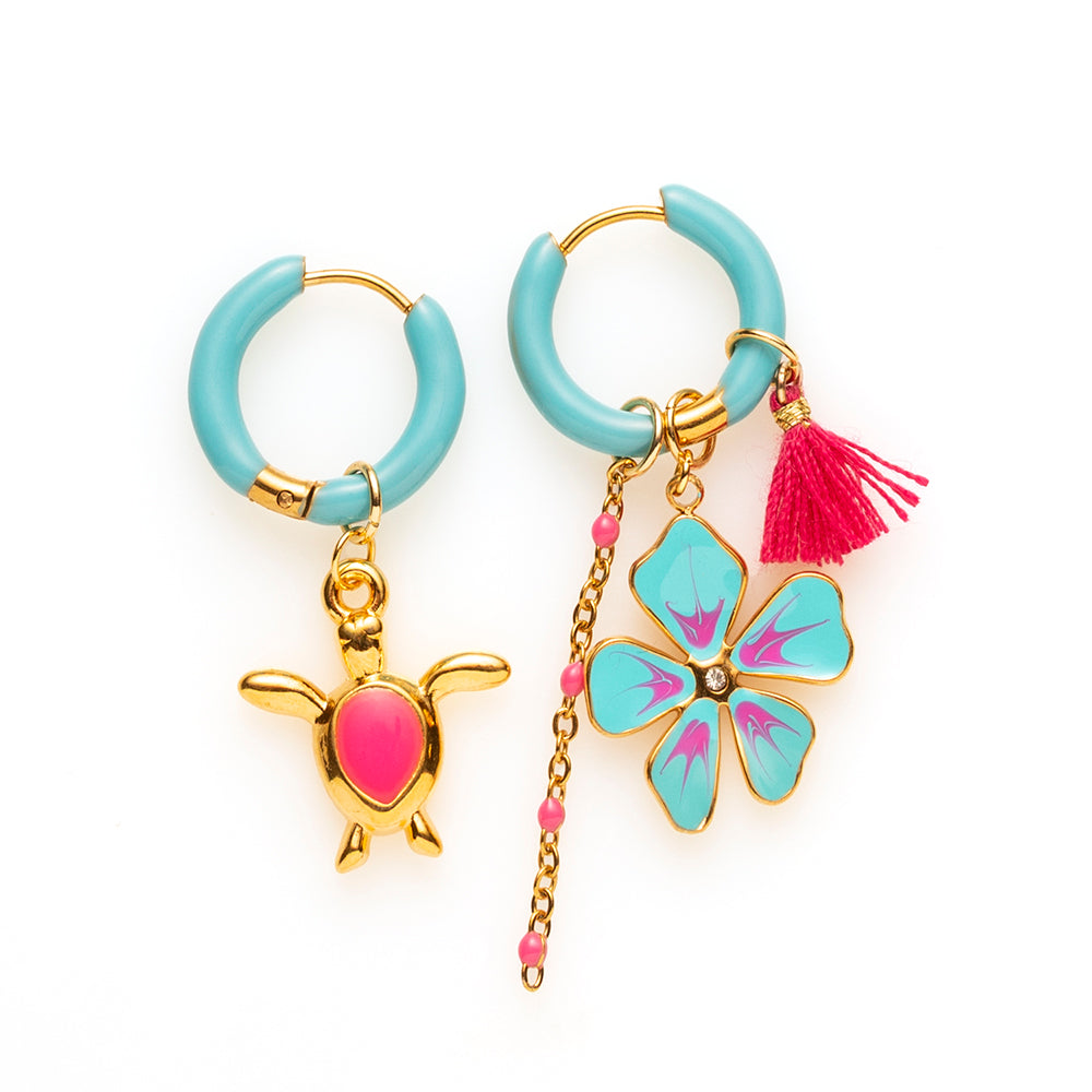 Voeg een sprankje kleur en een vleugje vreugde toe aan je dag met deze kleine gekleurde oorbellen voorzien van vrolijke bedels. Deze charmante oorbellen zijn perfect om je outfit op te vrolijken en je een instant geluksgevoel te geven. Bovendien kun je de bedels er zelf afhalen en onderling wisselen. Mix & Match met de andere oorbellen voor dubbel plezier!