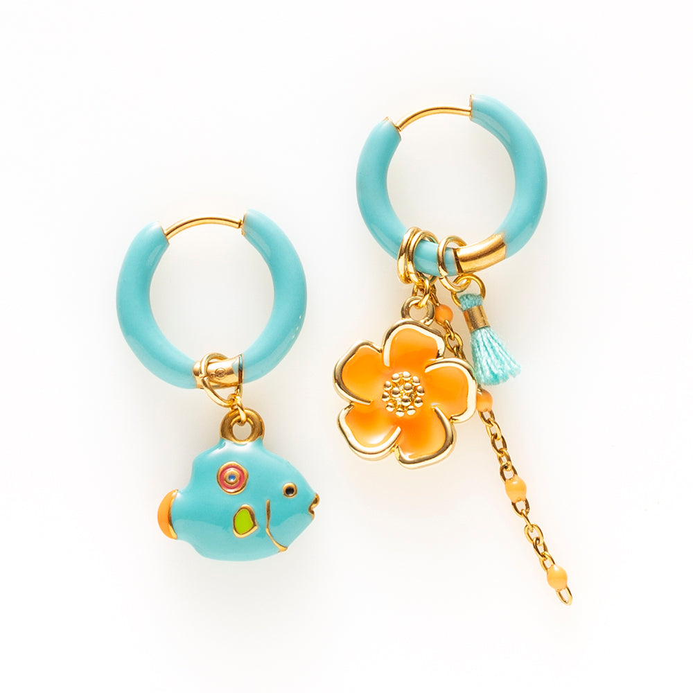 Voeg een sprankje kleur en vrolijkheid toe aan je dag met deze kleurrijke oorbellen met eigenzinnige bedels. De charmante oorbellen geven elke outfit een speelse en stijlvolle touch én bezorgen je meteen een instant geluksgevoel.
Extra leuk: de bedels zijn eenvoudig afneembaar en onderling te wisselen. Mix & Match ze met andere oorbellen en creëer eindeloos veel unieke combinaties voor dubbel draagplezier.