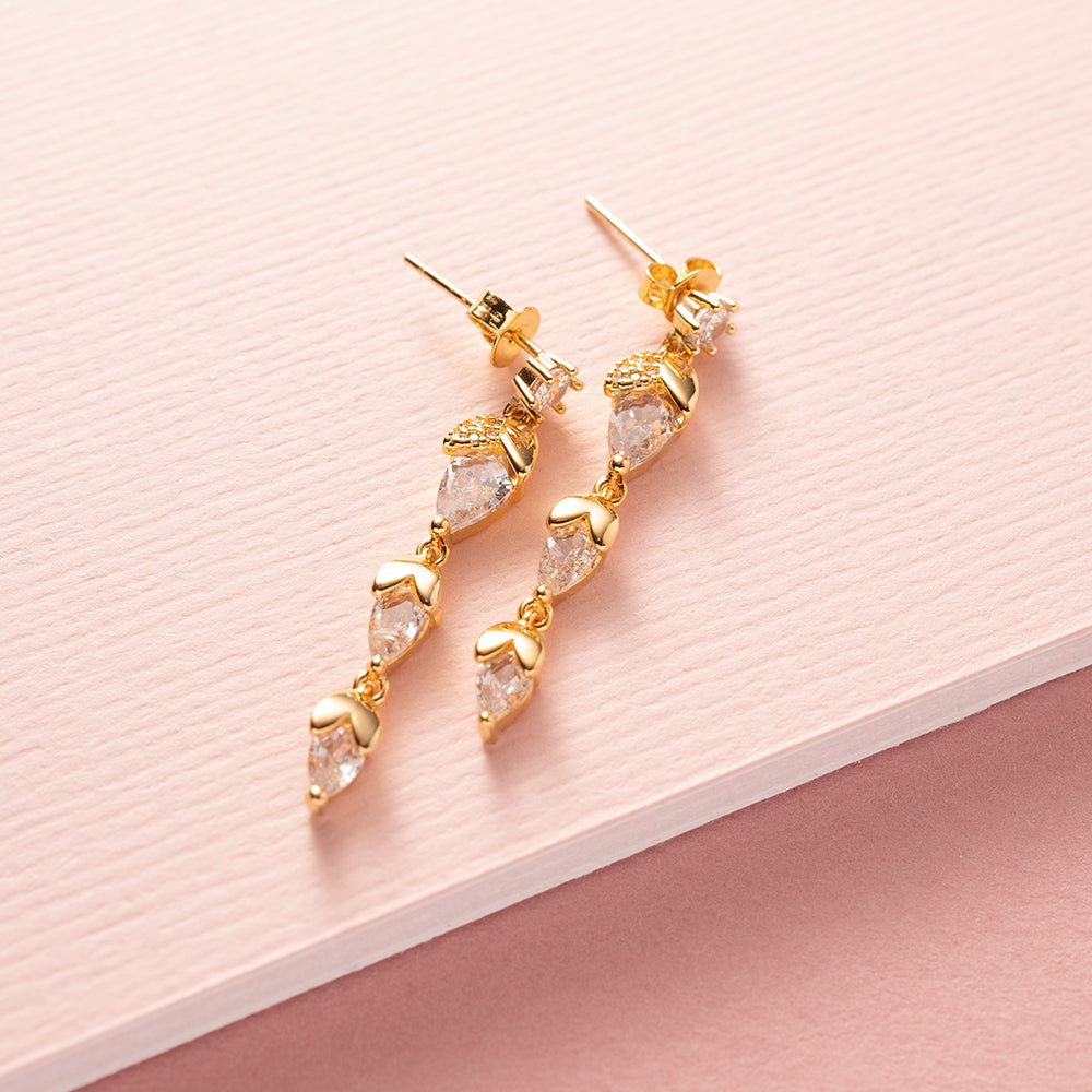 verfijnde oorbellen met transparante zirkonia steentjes bungelen elegant en stralen een subtiele schittering uit. Het tijdloze ontwerp en de elegante uitstraling maken ze perfect voor zowel dagelijks gebruik als speciale gelegenheden