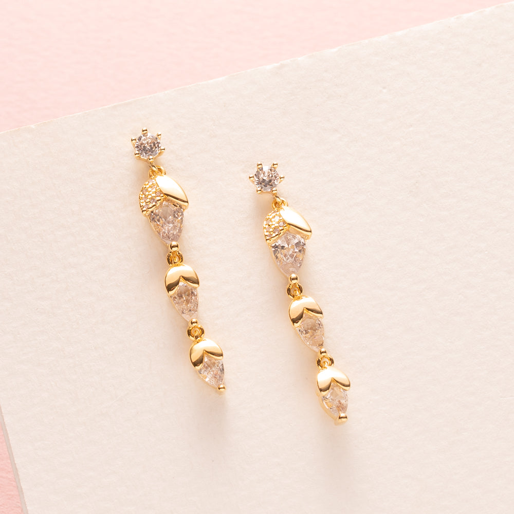 verfijnde oorbellen met transparante zirkonia steentjes bungelen elegant en stralen een subtiele schittering uit. Het tijdloze ontwerp en de elegante uitstraling maken ze perfect voor zowel dagelijks gebruik als speciale gelegenheden