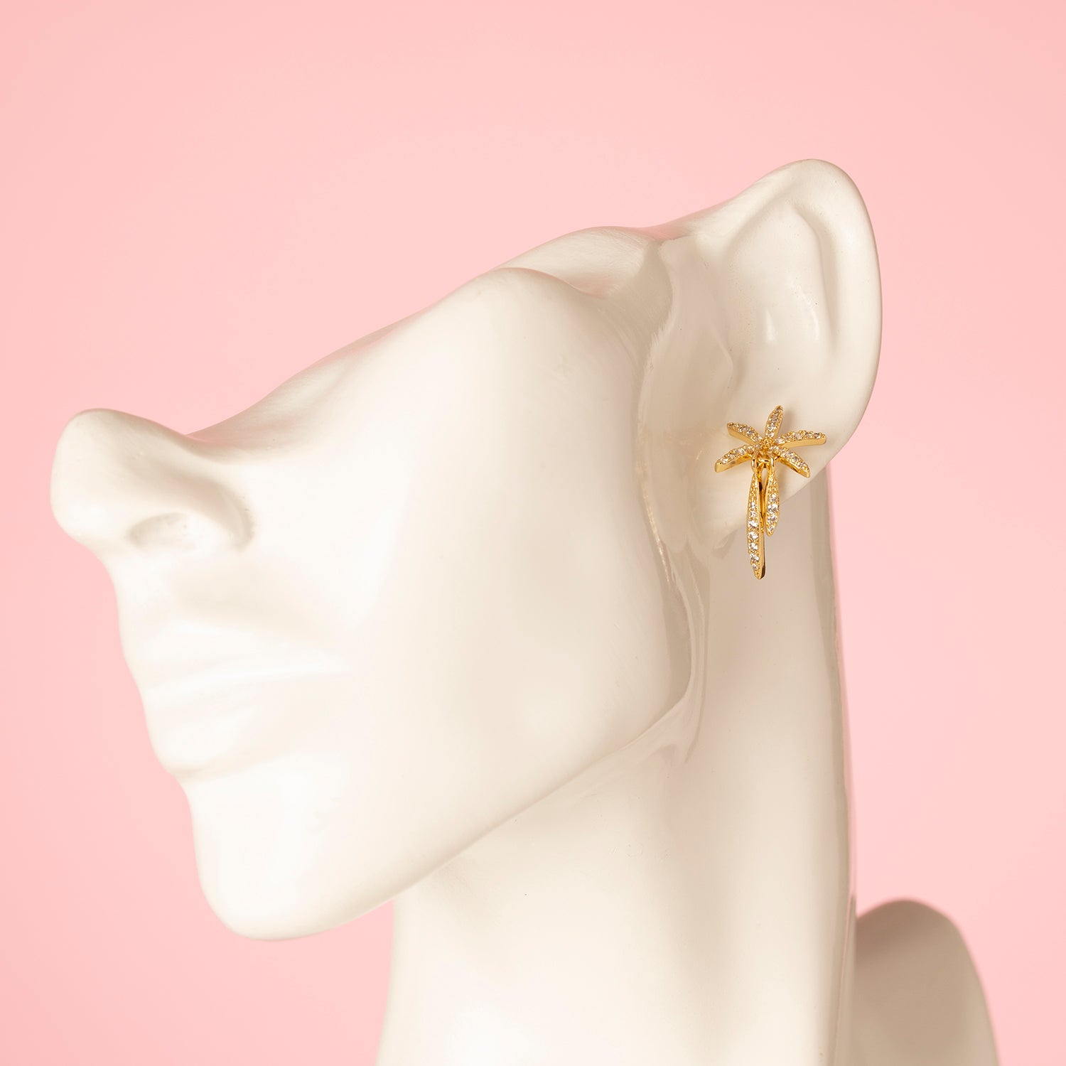 Elegante oorbellen in bloem- en bladvorm, bezaaid met fonkelende zirkonia. Tijdloos, verfijnd en perfect voor elke gelegenheid!