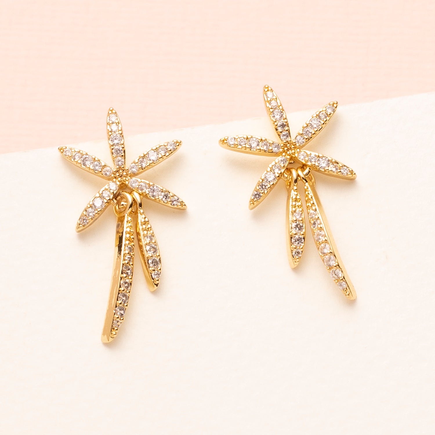 Elegante oorbellen in bloem- en bladvorm, bezaaid met fonkelende zirkonia. Tijdloos, verfijnd en perfect voor elke gelegenheid!