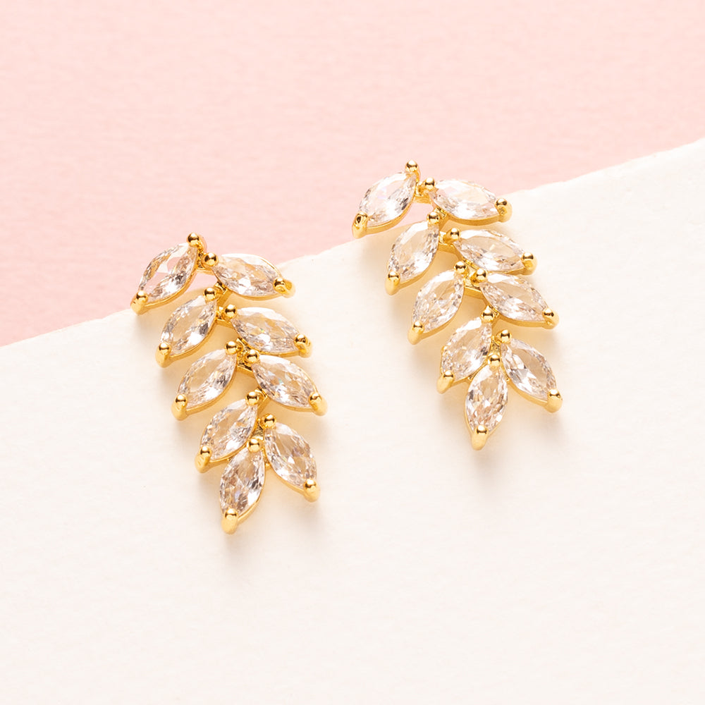Deze opvallende zirkonia oorbellen in de vorm van een blaadje combineren elegantie met een subtiele schittering. Het chique ontwerp en de tijdloze uitstraling maken ze perfect voor elke gelegenheid, van dagelijks tot bijzonder.