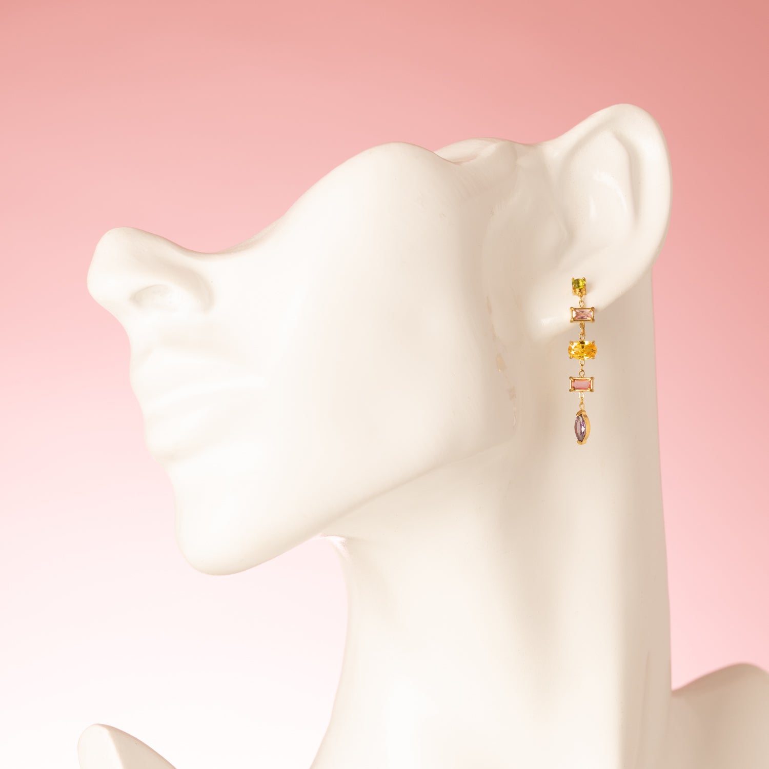 De Classic Radiance oorbellen zijn verfijnde, bungelende oorbellen die elegant met je meebewegen. De fijne zirkonia steentjes zorgen voor een subtiele sparkle in verschillende kleuren, zonder hun ingetogen karakter te verliezen. Het slanke, tijdloze ontwerp maakt deze oorbellen perfect voor zowel dagelijks gebruik als een chique avond uit. Een elegante toevoeging aan iedere sieradencollectie die moeiteloos klasse uitstraalt.