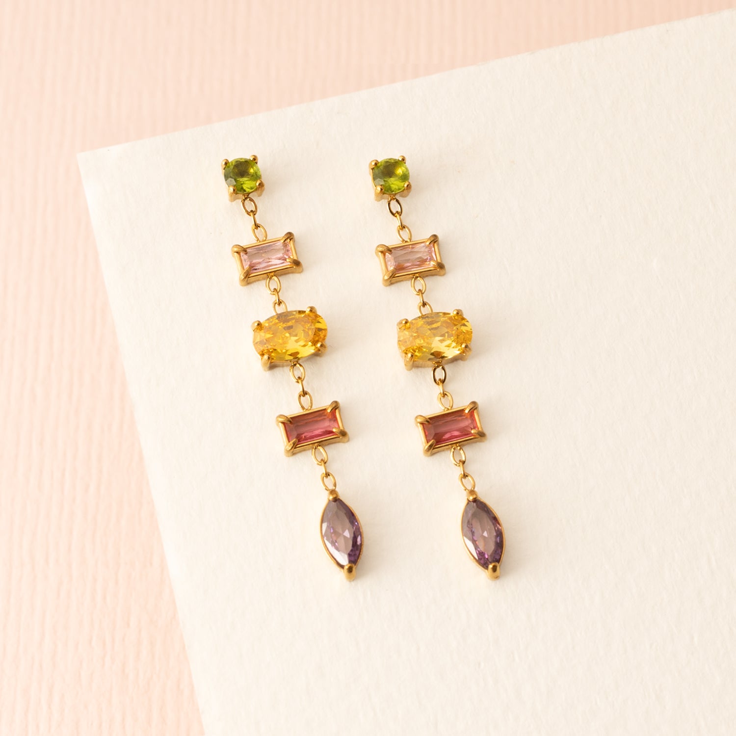 De Classic Radiance oorbellen zijn verfijnde, bungelende oorbellen die elegant met je meebewegen. De fijne zirkonia steentjes zorgen voor een subtiele sparkle in verschillende kleuren, zonder hun ingetogen karakter te verliezen. Het slanke, tijdloze ontwerp maakt deze oorbellen perfect voor zowel dagelijks gebruik als een chique avond uit. Een elegante toevoeging aan iedere sieradencollectie die moeiteloos klasse uitstraalt.