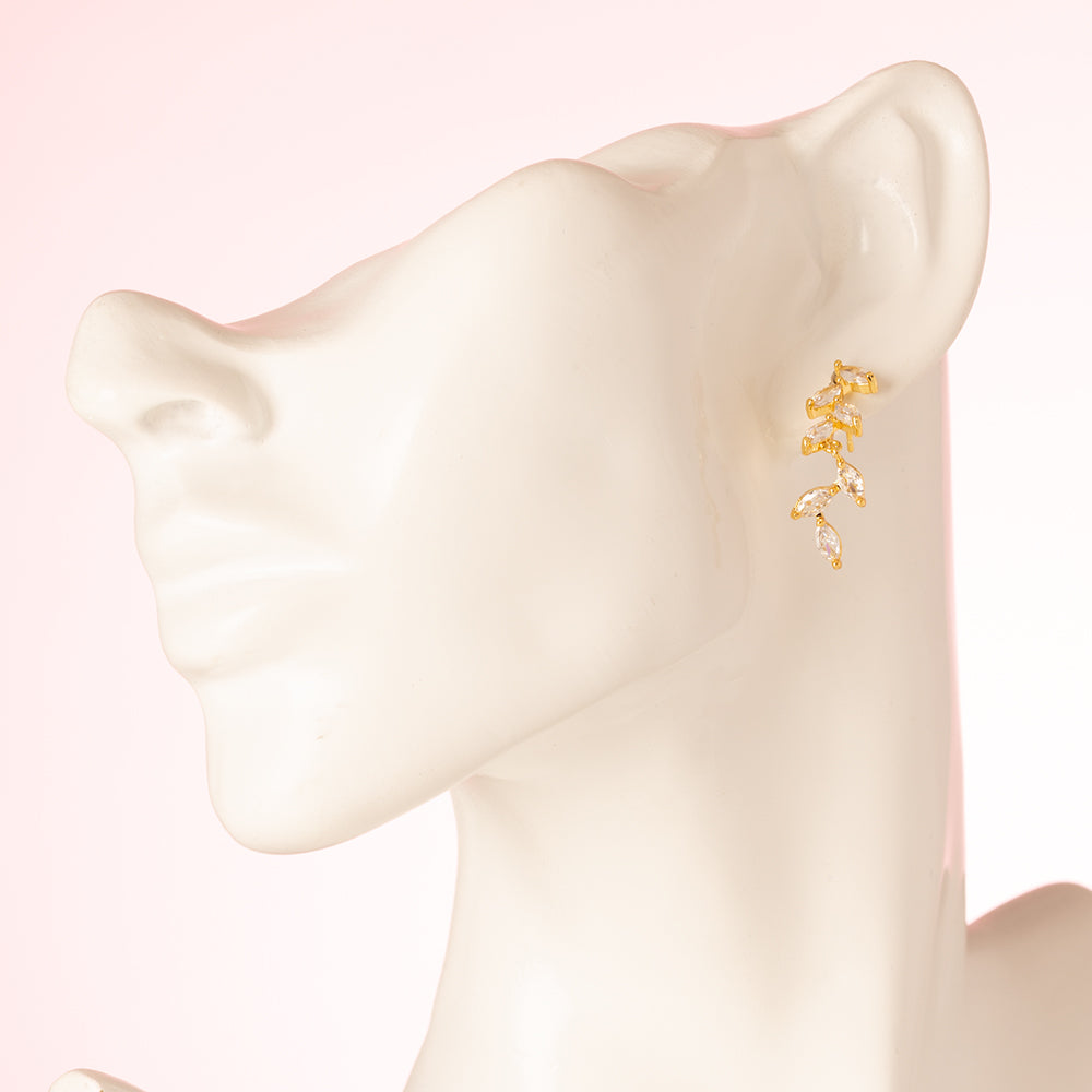 elegante zirkonia oorbellen met sierlijke blaadjes stralen tijdloze verfijning uit. Het subtiele ontwerp en de glinsterende steentjes geven een chic accent dat bij elke gelegenheid past. De oorbellen bewegen gracieus en vangen het licht op een manier die de illusie van dwarrelende blaadjes creëert