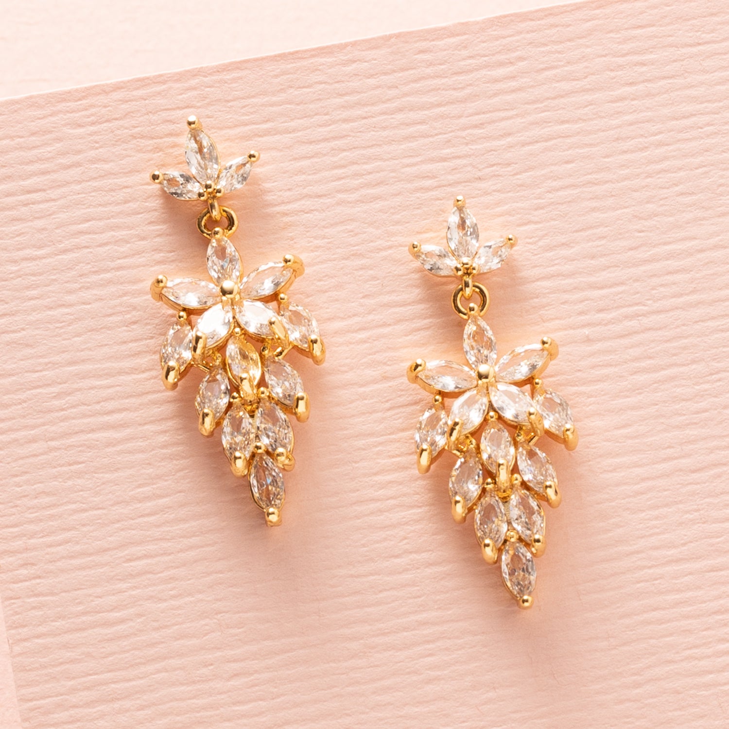 Deze elegante oorbellen combineren een verfijnd transparant zirkonia blaadje met een subtiele, tijdloze schittering. De middelgrote vorm maakt ze perfect voor elke gelegenheid: feestelijk genoeg voor de feestdagen, maar ook moeiteloos te dragen bij dagelijkse, vrouwelijke looks.
Dankzij de heldere steen zijn ze makkelijk te combineren met elke outfit en brengen ze een zachte, chique glans die nooit uit de mode raakt. Een ideale keuze voor wie houdt van stijlvol, ingetogen én opvallend in één ontwerp.