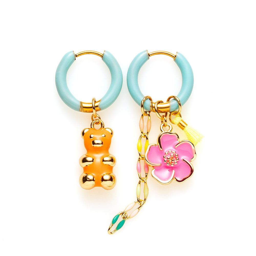 Voeg een sprankje kleur en een vleugje vreugde toe aan je dag met deze kleine gekleurde oorbellen voorzien van vrolijke bedels. Deze charmante oorbellen zijn perfect om je outfit op te vrolijken en je een instant geluksgevoel te geven. Bovendien kun je de bedels er zelf afhalen en onderling wisselen. Mix & Match met de andere oorbellen voor dubbel plezier!