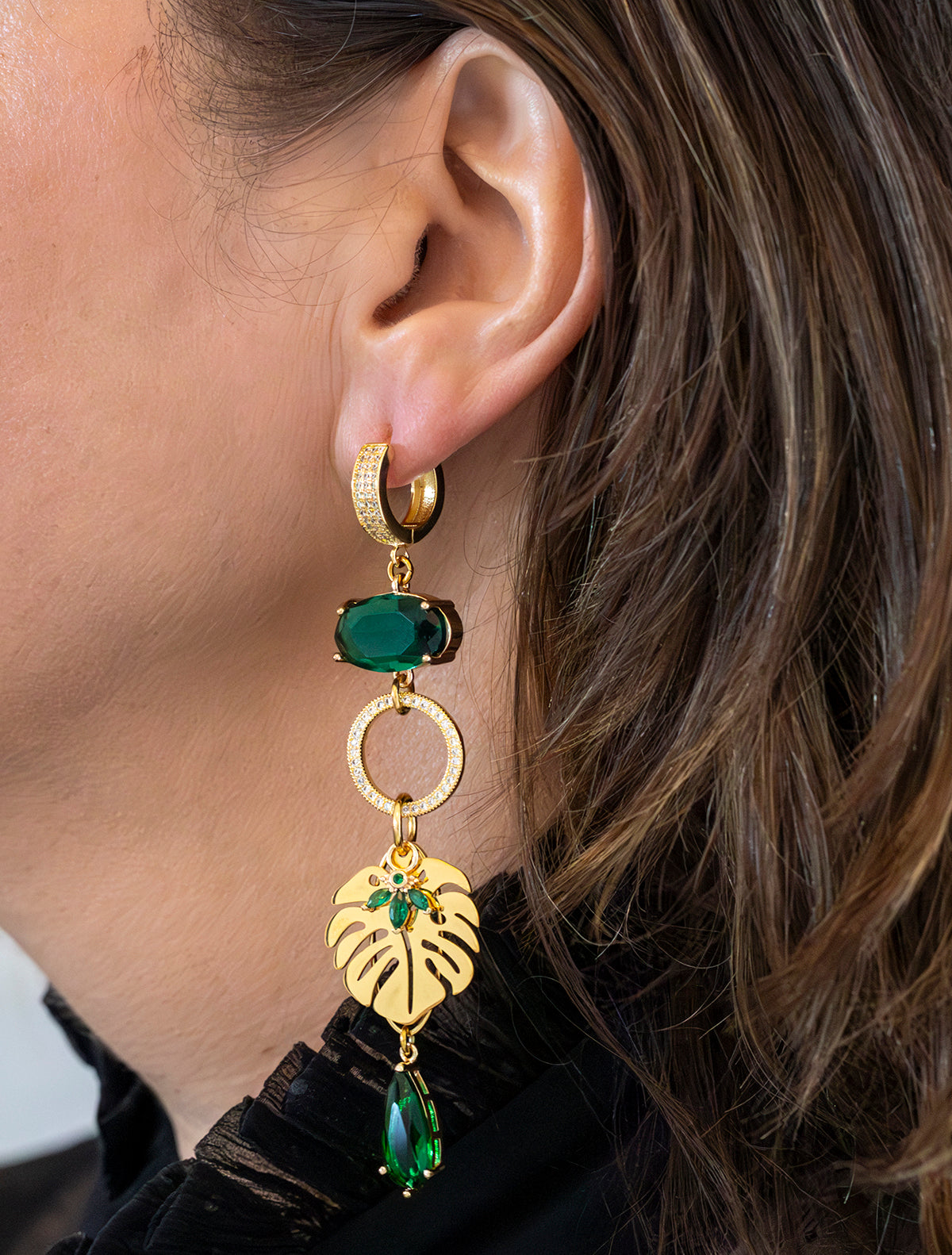 Breng de tropische vibes tot leven met deze asymmetrische statement oorbellen. Een kleurrijke papegaai met sprankelende groene stenen siert de ene kant, terwijl een sierlijk palmblad de andere kant compleet maakt. Groot, opvallend en speels – perfect voor een exotische en gedurfde uitstraling.