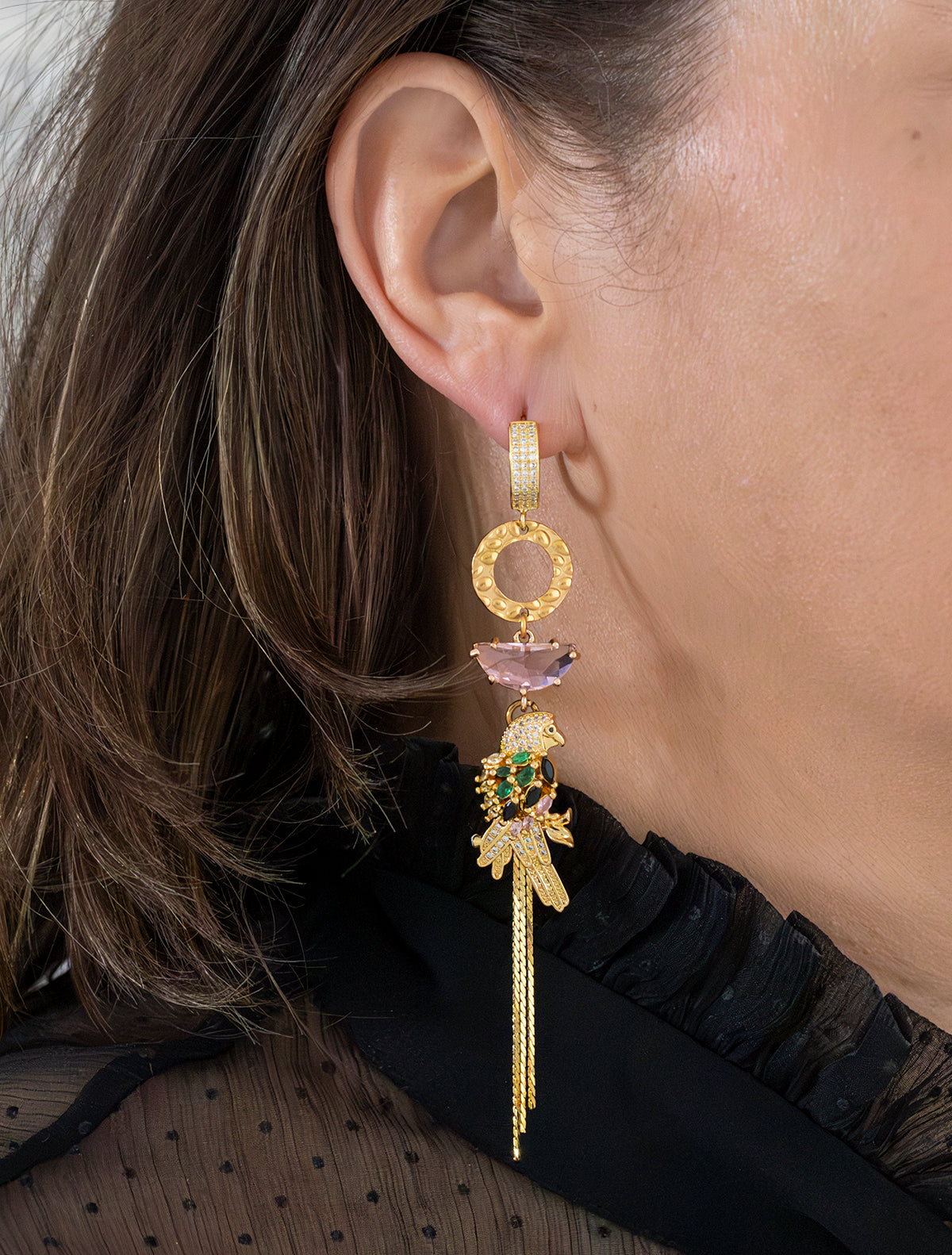 Voeg een vleugje fun & flair toe aan je look met deze asymmetrische statement oorbellen. Een speelse papegaai met sprankelende roze stenen siert de ene kant, terwijl een sierlijk palmblad de andere kant compleet maakt. Lief, vrolijk en tropisch – perfect voor een frisse en opvallende uitstraling! 