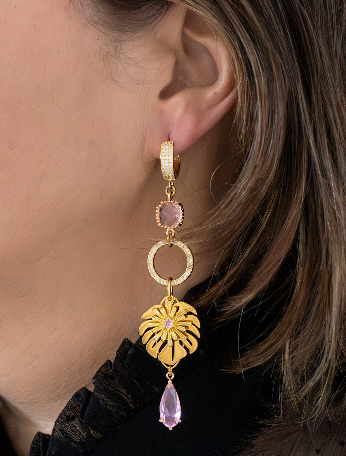 Voeg een vleugje fun & flair toe aan je look met deze asymmetrische statement oorbellen. Een speelse papegaai met sprankelende roze stenen siert de ene kant, terwijl een sierlijk palmblad de andere kant compleet maakt. Lief, vrolijk en tropisch – perfect voor een frisse en opvallende uitstraling! 