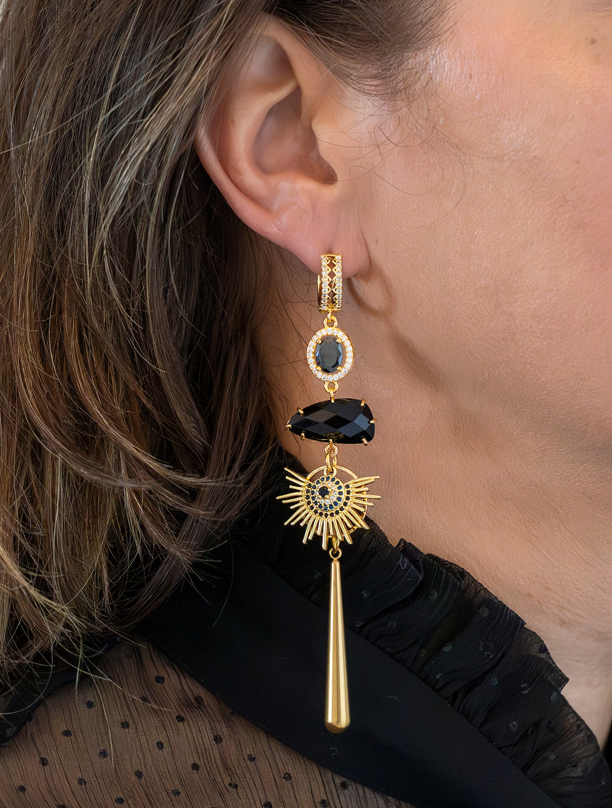 Deze asymmetrische statement oorbellen combineren mysterie en luxe in een gedurfd ontwerp. Met diepzwarte stenen die het licht op subtiele wijze vangen, en een sierlijke slang – het ultieme symbool van transformatie en kracht. De combinatie van stoer en elegant maakt deze oorbellen perfect voor vrouwen die durven opvallen. Een edgy eye-catcher die elke look naar een hoger niveau tilt! 