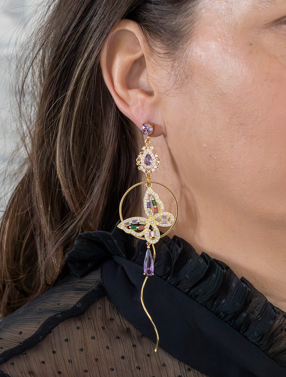 Asymmetrische Statement Oorbellen met Swarovski Oorstekers, vlinder en libelle in goud en paars