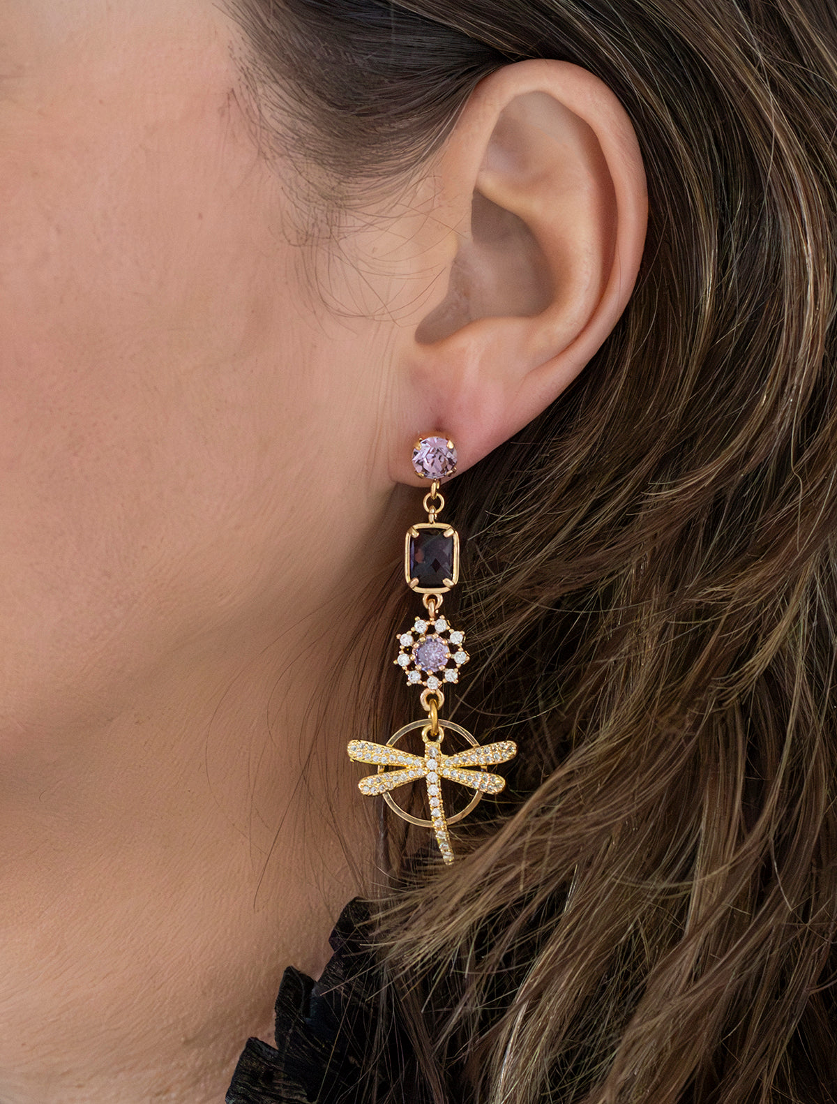 Asymmetrische Statement Oorbellen met Swarovski Oorstekers, vlinder en libelle in goud en paars