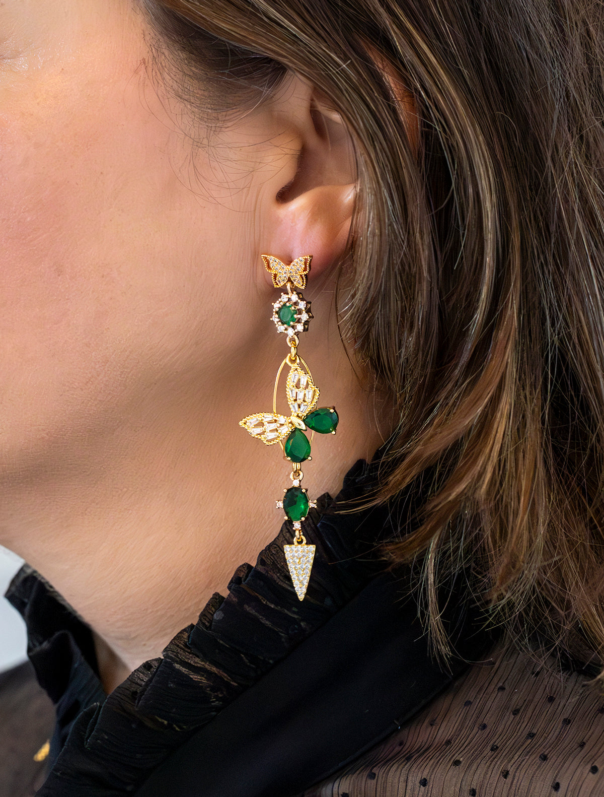 Asymmetrische Statement Oorbellen met zirkonia vlinder stekers. Diverse groen zirkonia en crystal glas stenen. En een groen vlinder