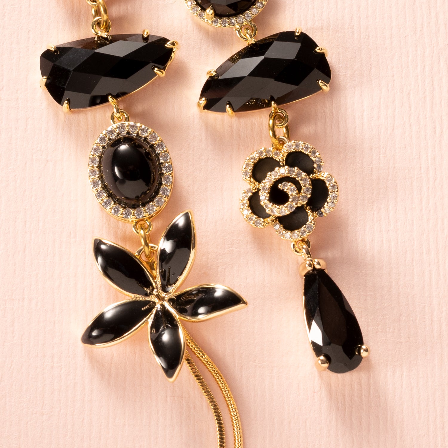 Rebel Bloom is een set asymmetrische statement oorbellen die direct de aandacht trekt. De combinatie van zwarte stenen en bloemdetails vormt een elegant, lang design met karakter, perfect voor de vrouw die durft op te vallen.
Deze oorbellen zijn gemaakt voor de eigenzinnige vrouw met lef: opvallend en verfijnd tegelijk, geschikt voor zowel kantoor als een avondje uit.