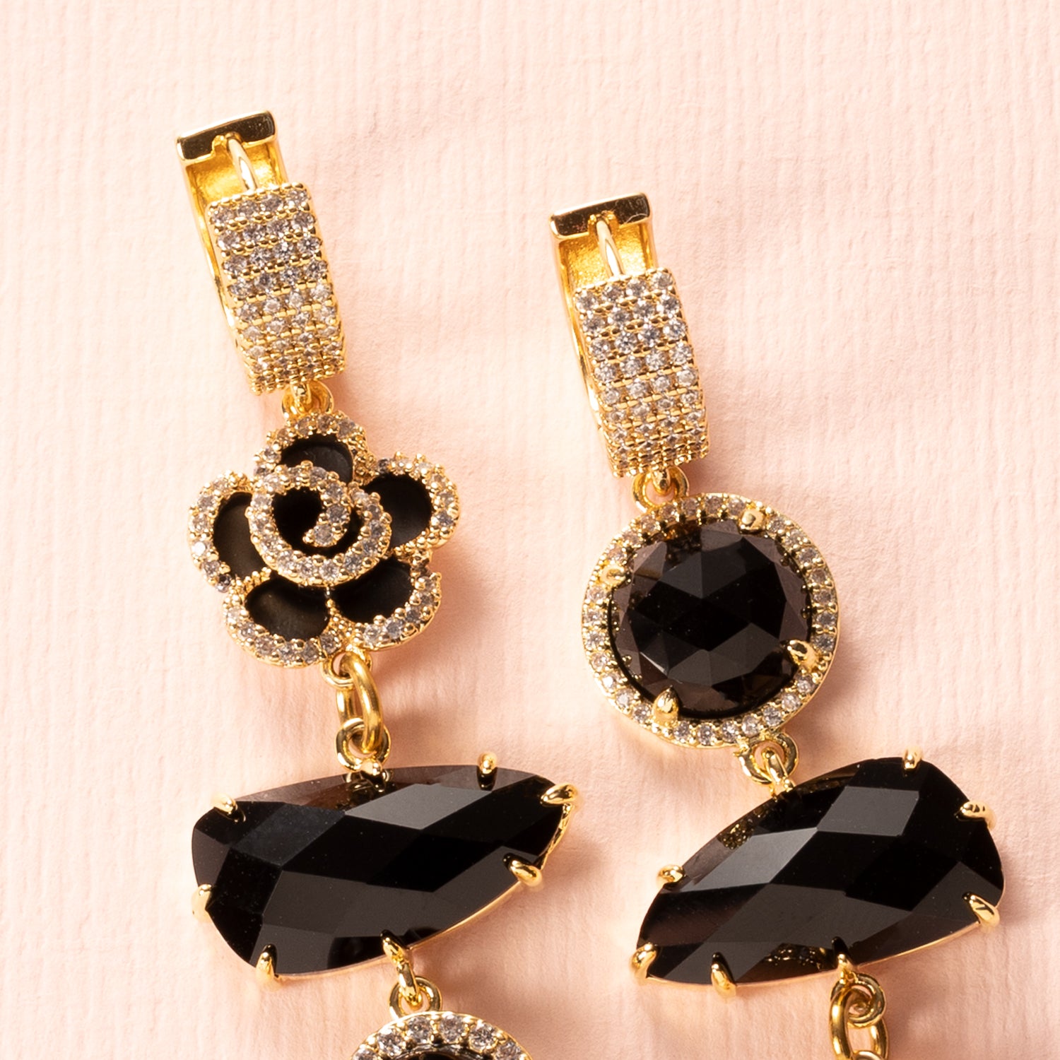 Rebel Bloom is een set asymmetrische statement oorbellen die direct de aandacht trekt. De combinatie van zwarte stenen en bloemdetails vormt een elegant, lang design met karakter, perfect voor de vrouw die durft op te vallen.
Deze oorbellen zijn gemaakt voor de eigenzinnige vrouw met lef: opvallend en verfijnd tegelijk, geschikt voor zowel kantoor als een avondje uit.