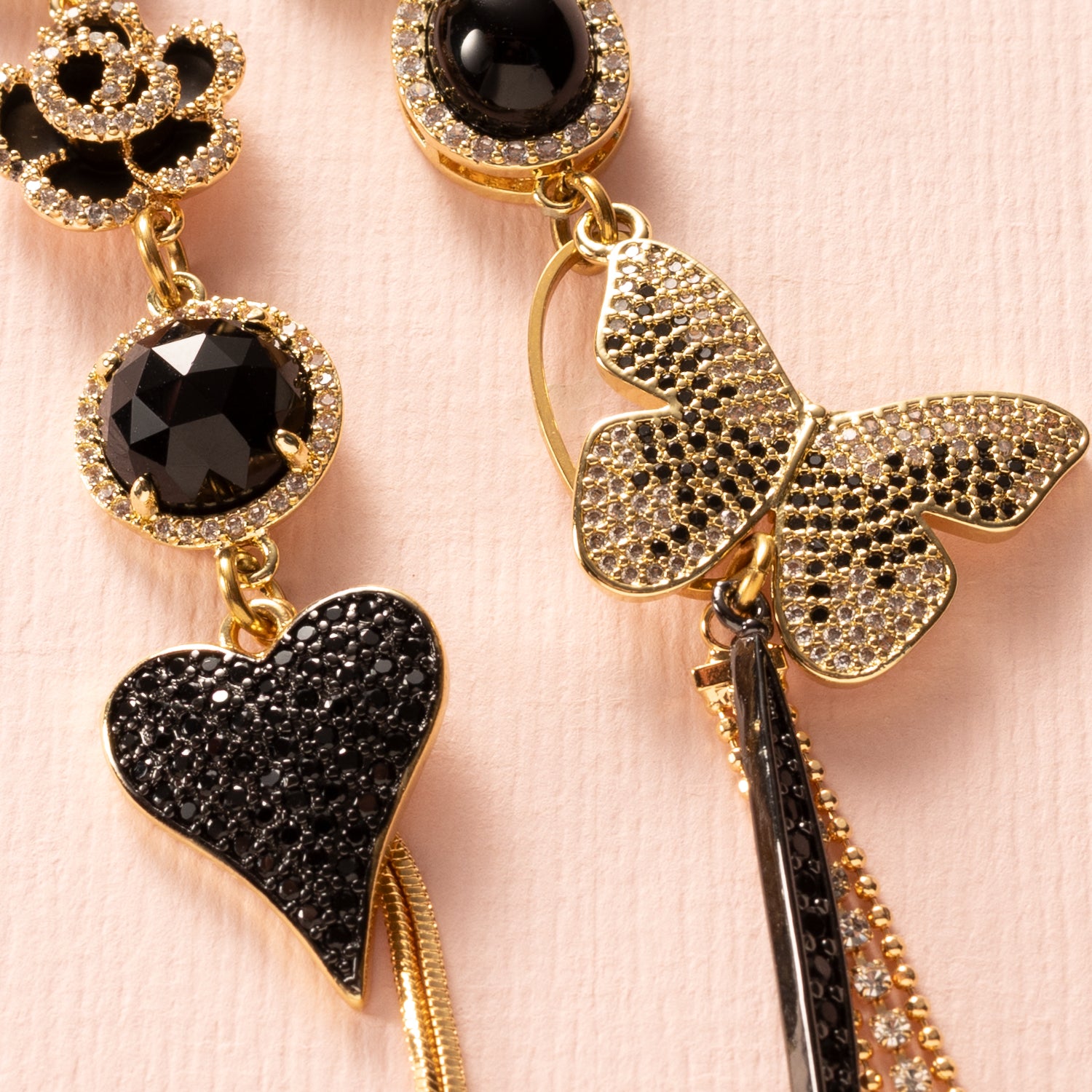 Midnight Butterfly is een set asymmetrische statement oorbellen voor vrouwen die durven. Aan de ene oorbel een zwart zirkonia hart, aan de andere een vlinder met zwarte zirkonia details.  Samen een krachtig spel van contrast en karakter. 
Deze oorbellen zijn edgy én stijlvol tegelijk. Perfect voor een avondje uit, maar ook sterk genoeg om overdag te dragen naar kantoor