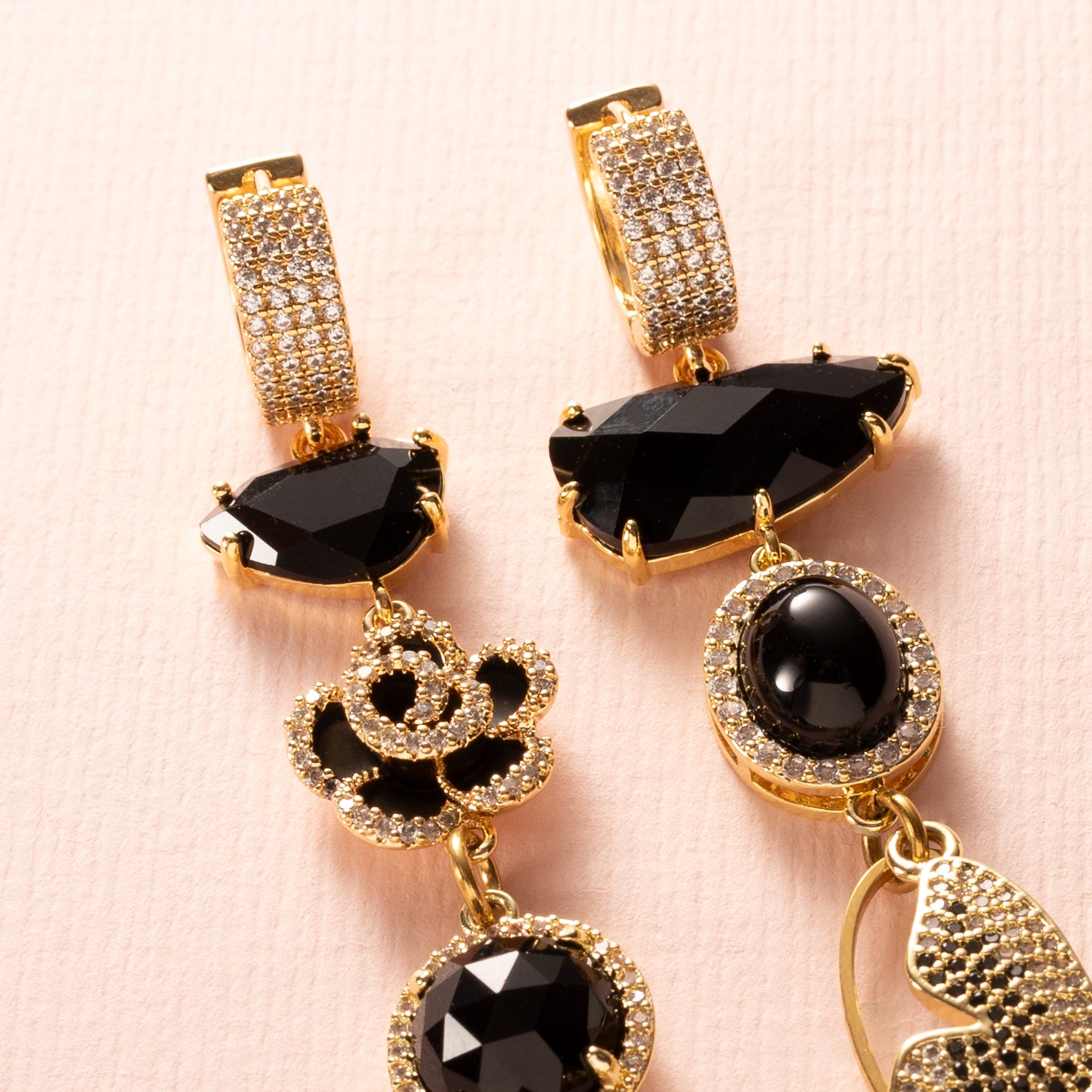 Midnight Butterfly is een set asymmetrische statement oorbellen voor vrouwen die durven. Aan de ene oorbel een zwart zirkonia hart, aan de andere een vlinder met zwarte zirkonia details.  Samen een krachtig spel van contrast en karakter. 
Deze oorbellen zijn edgy én stijlvol tegelijk. Perfect voor een avondje uit, maar ook sterk genoeg om overdag te dragen naar kantoor